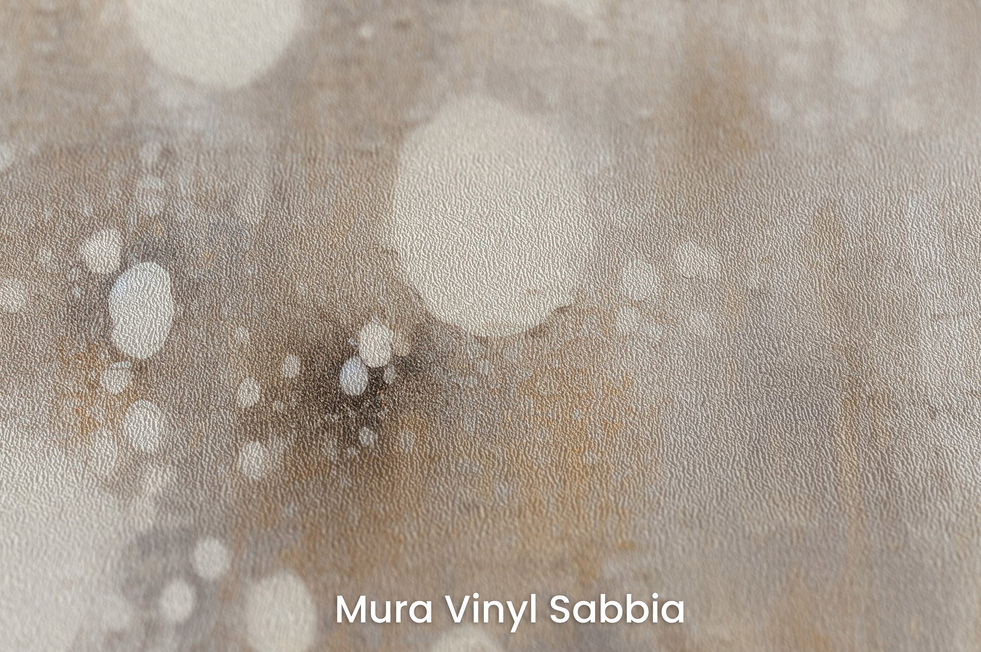 Zbliżenie na artystyczną fototapetę o nazwie CELESTIAL DROPLETS CASCADE na podłożu Mura Vinyl Sabbia struktura grubego ziarna piasku.
