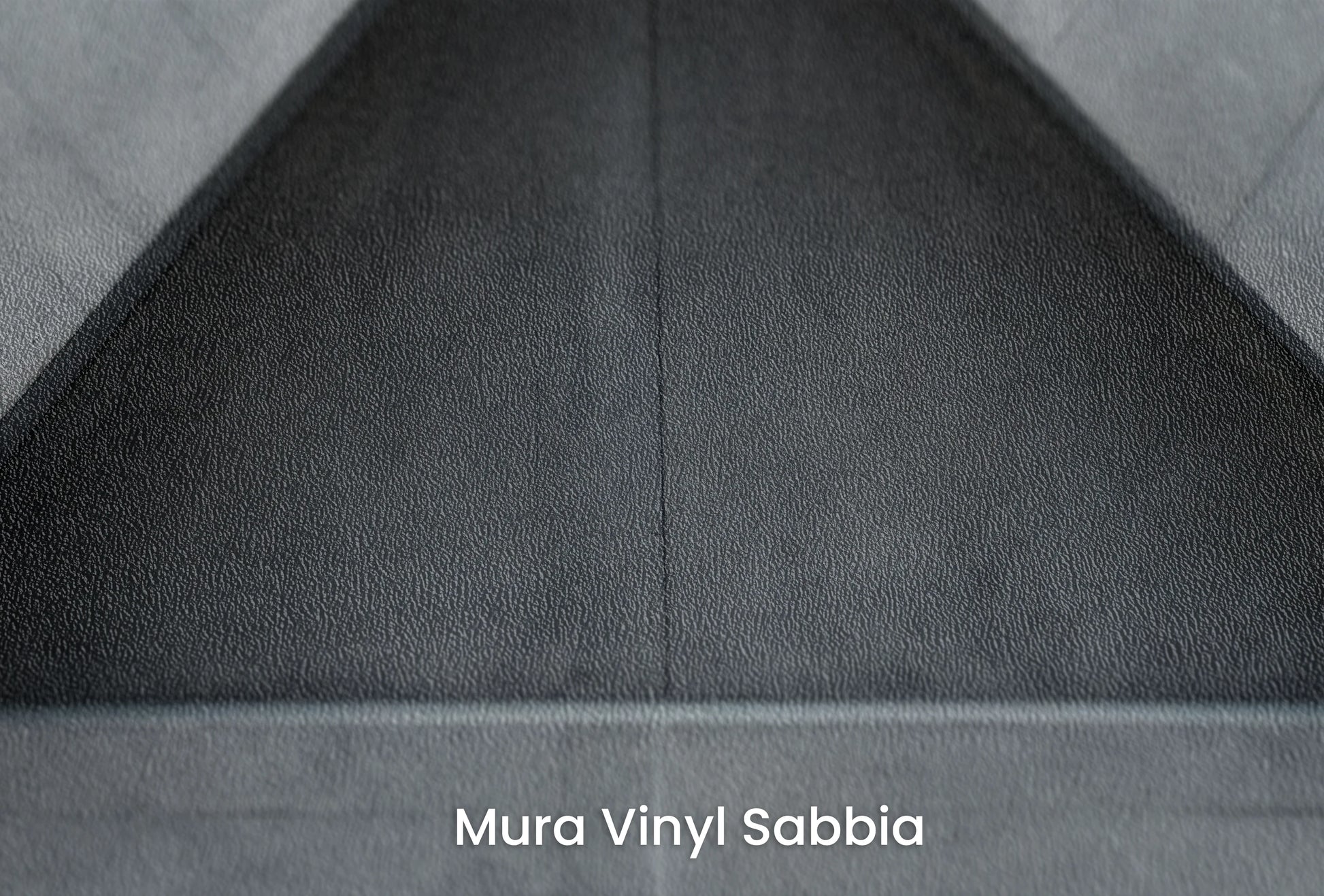 Zbliżenie na artystyczną fototapetę o nazwie Triangular Harmony na podłożu Mura Vinyl Sabbia struktura grubego ziarna piasku.