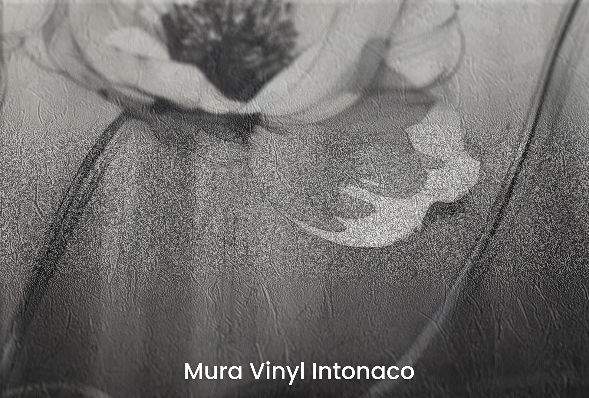 Zbliżenie na artystyczną fototapetę o nazwie ETHEREAL FLORAL INK DANCE na podłożu Mura Vinyl Intonaco - struktura tartego tynku.