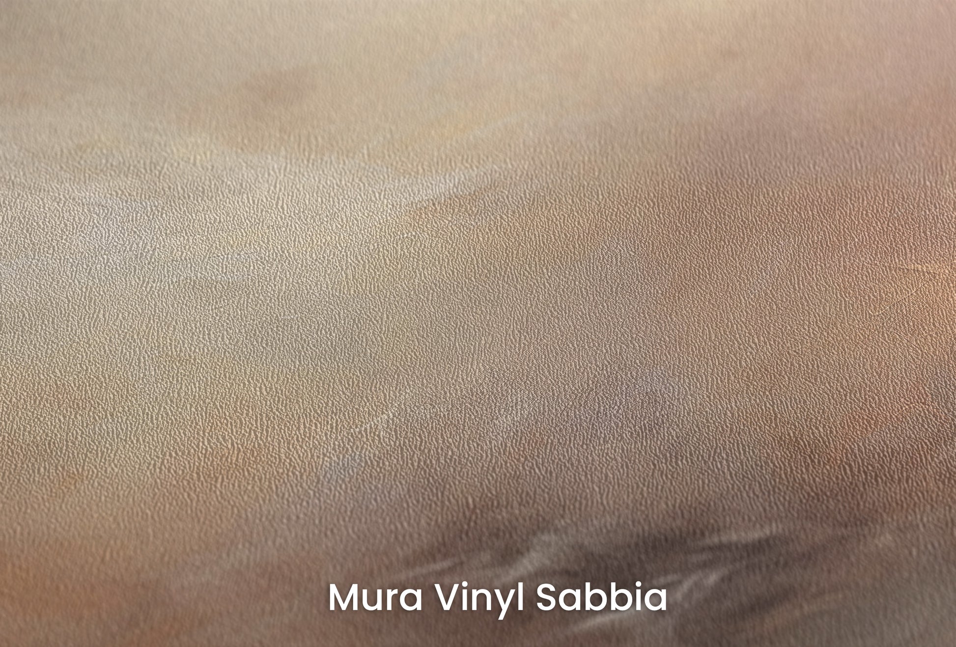Zbliżenie na artystyczną fototapetę o nazwie WHISPERING DUSK na podłożu Mura Vinyl Sabbia struktura grubego ziarna piasku.