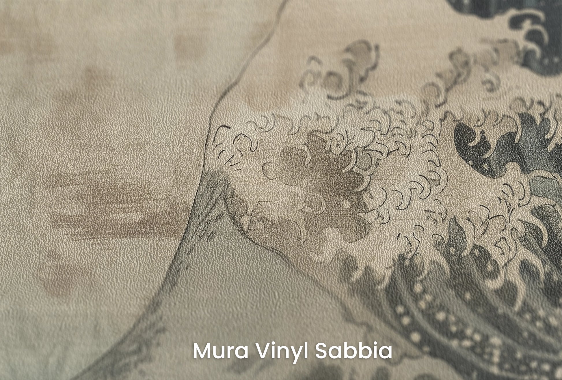 Zbliżenie na artystyczną fototapetę o nazwie Sapphire Swirl na podłożu Mura Vinyl Sabbia struktura grubego ziarna piasku.