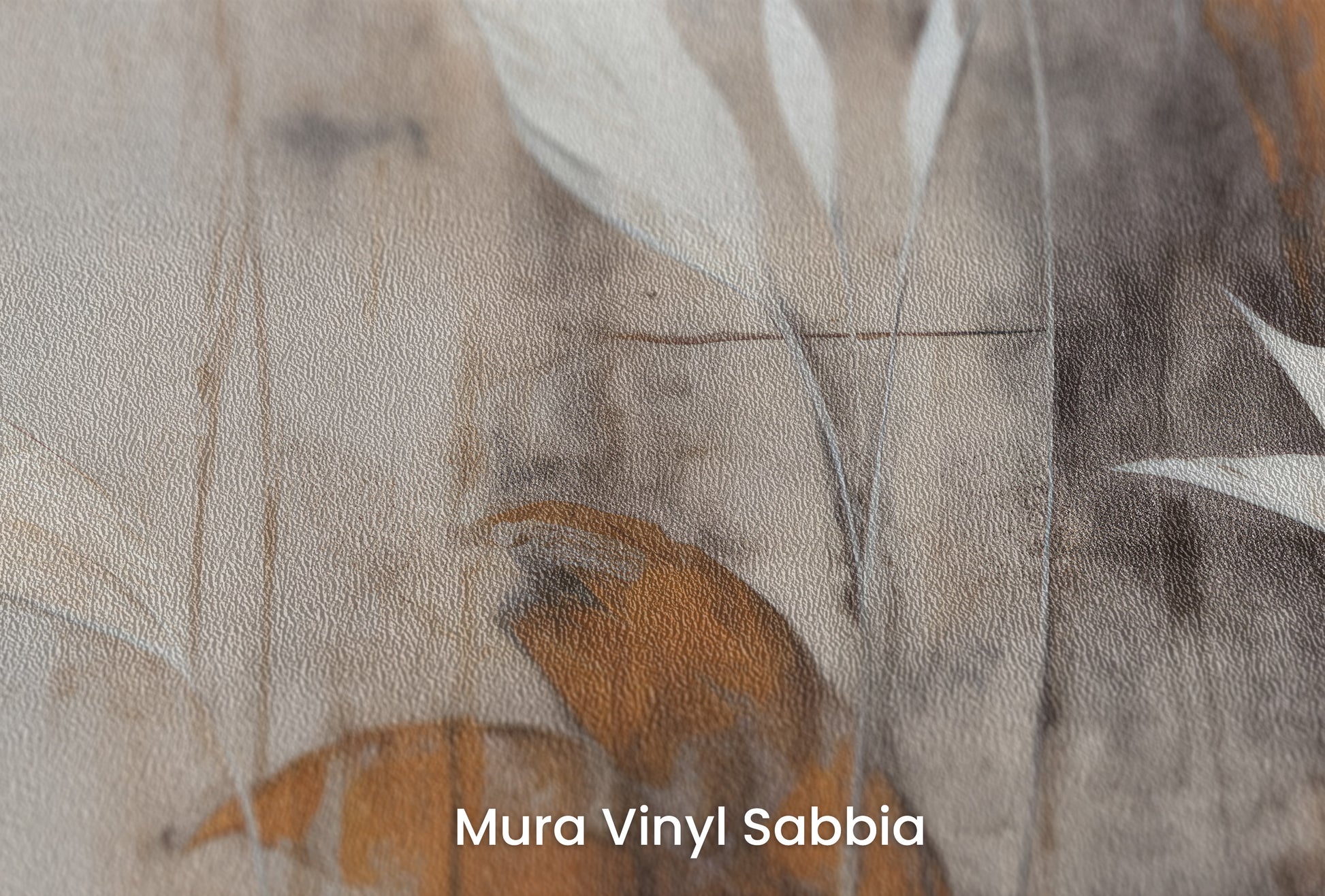 Zbliżenie na artystyczną fototapetę o nazwie Subdued Floral Shadows na podłożu Mura Vinyl Sabbia struktura grubego ziarna piasku.