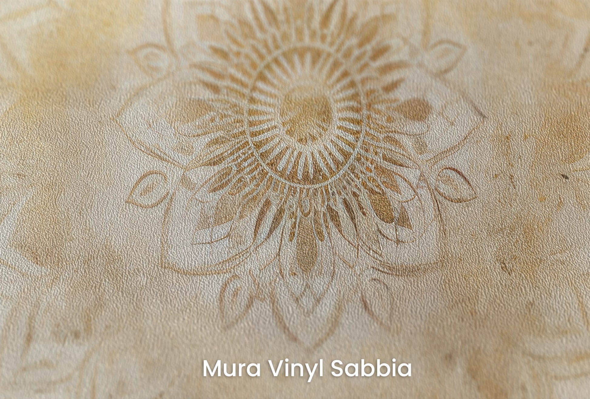 Zbliżenie na artystyczną fototapetę o nazwie Harmony in Bloom na podłożu Mura Vinyl Sabbia struktura grubego ziarna piasku.