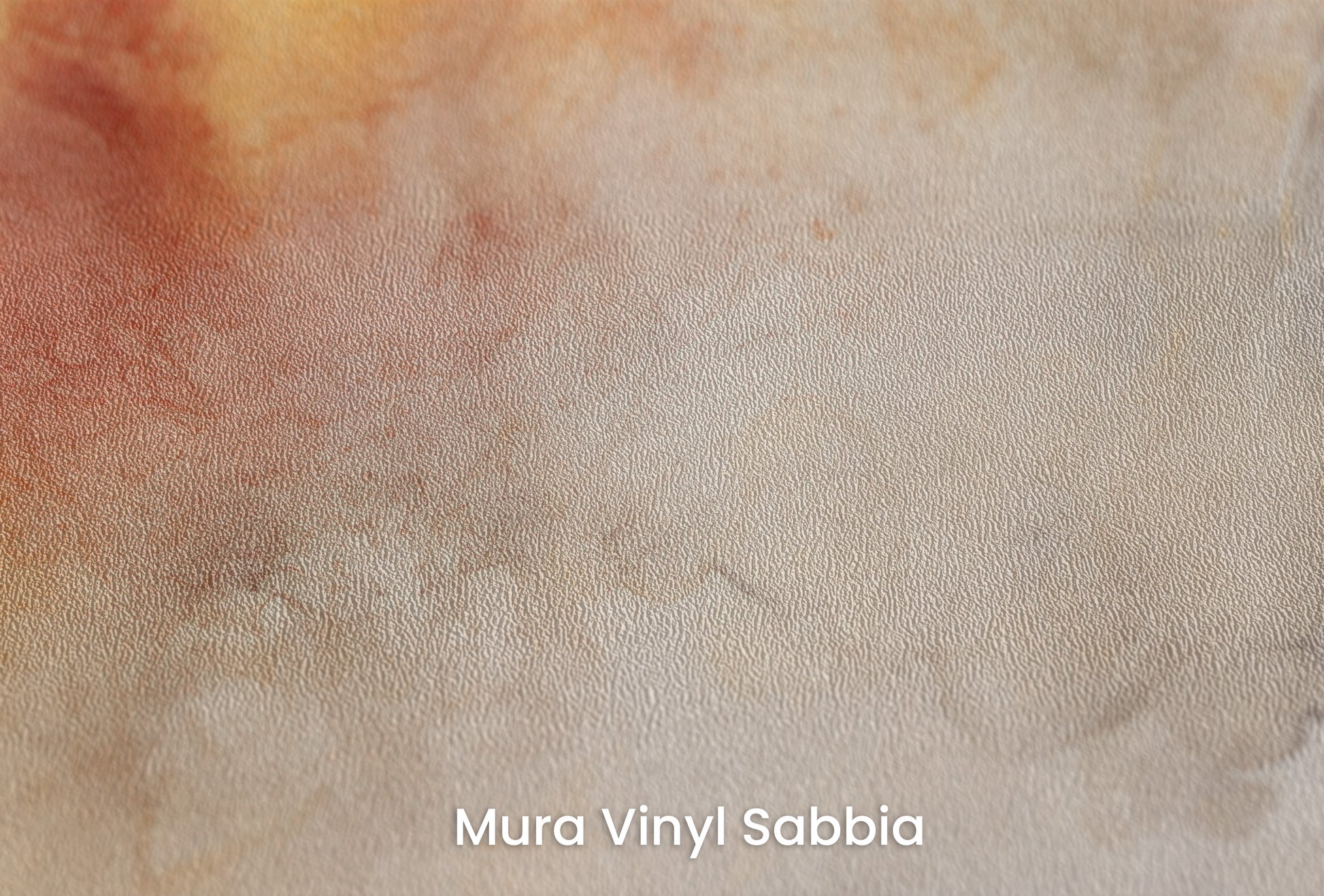 Zbliżenie na artystyczną fototapetę o nazwie MARBLED AURORA na podłożu Mura Vinyl Sabbia struktura grubego ziarna piasku.