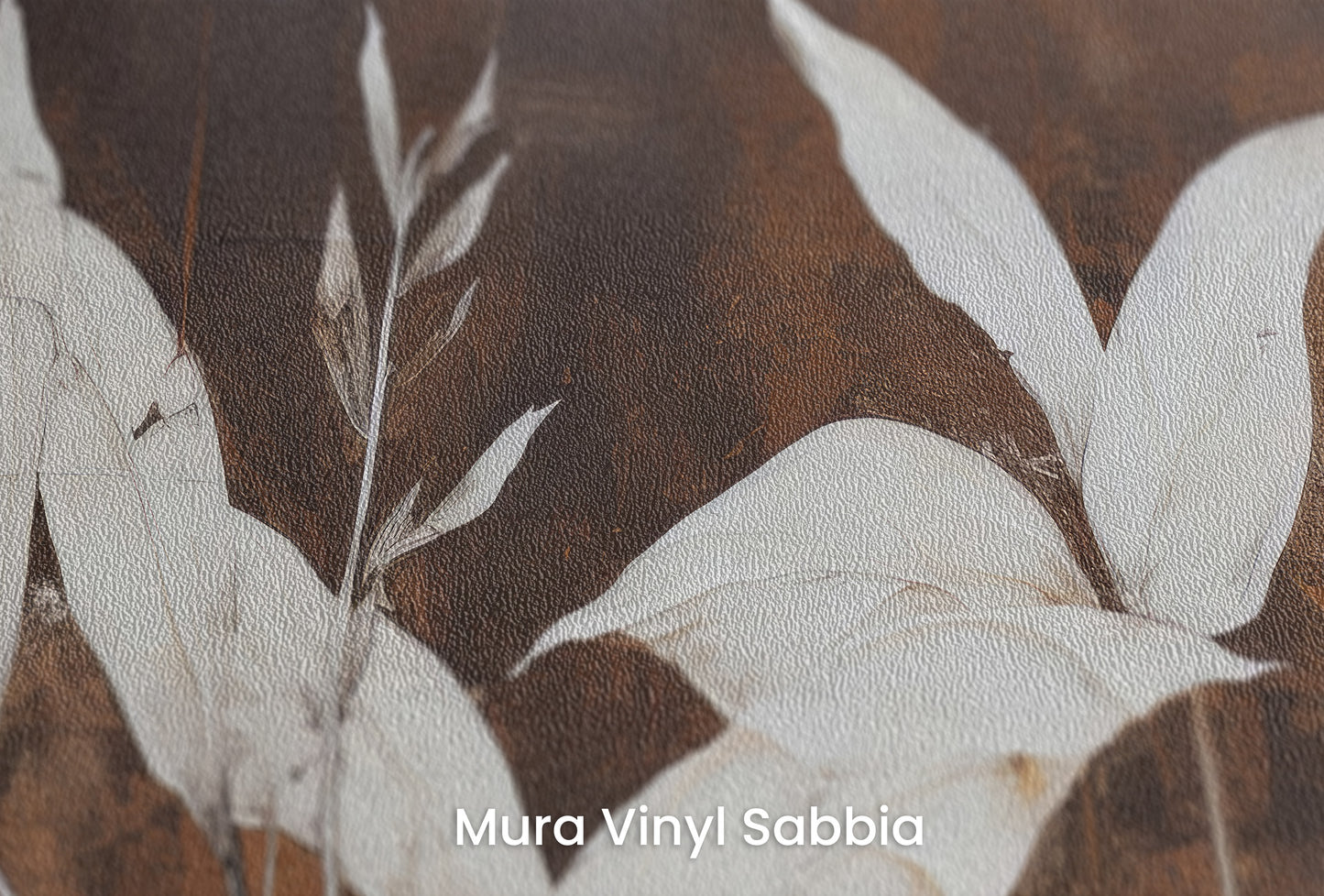 Zbliżenie na artystyczną fototapetę o nazwie Whispers of Nature na podłożu Mura Vinyl Sabbia struktura grubego ziarna piasku.