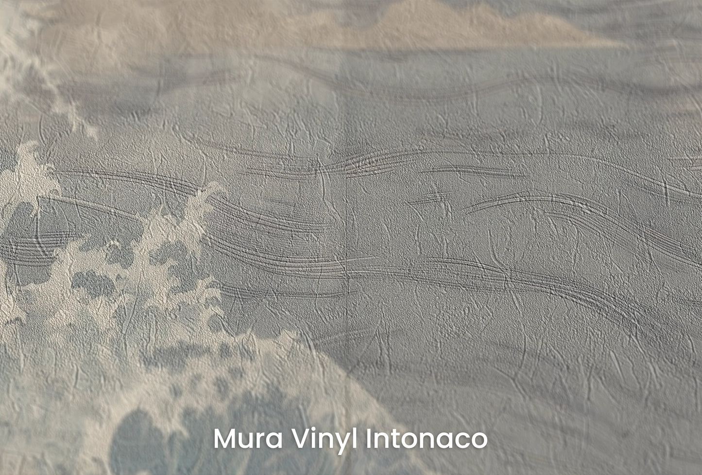 Zbliżenie na artystyczną fototapetę o nazwie Pine Wave Echo na podłożu Mura Vinyl Intonaco - struktura tartego tynku.