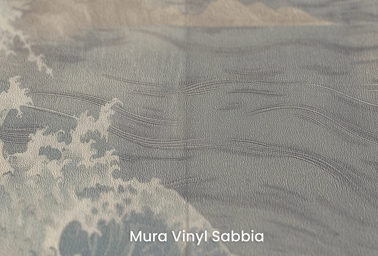 Zbliżenie na artystyczną fototapetę o nazwie Pine Wave Echo na podłożu Mura Vinyl Sabbia struktura grubego ziarna piasku.