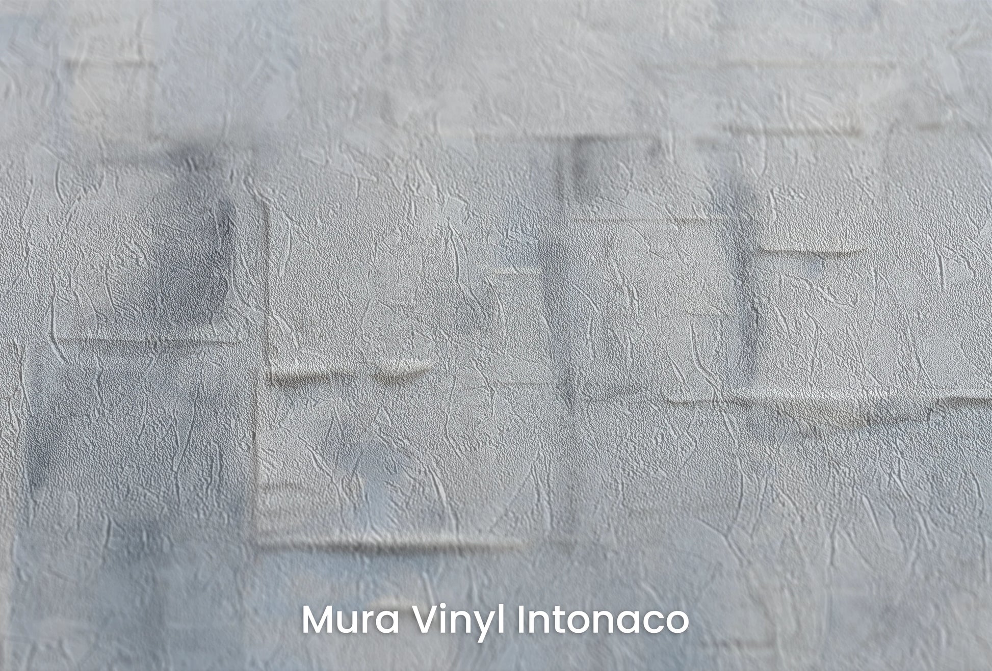 Zbliżenie na artystyczną fototapetę o nazwie Serene Blues na podłożu Mura Vinyl Intonaco - struktura tartego tynku.