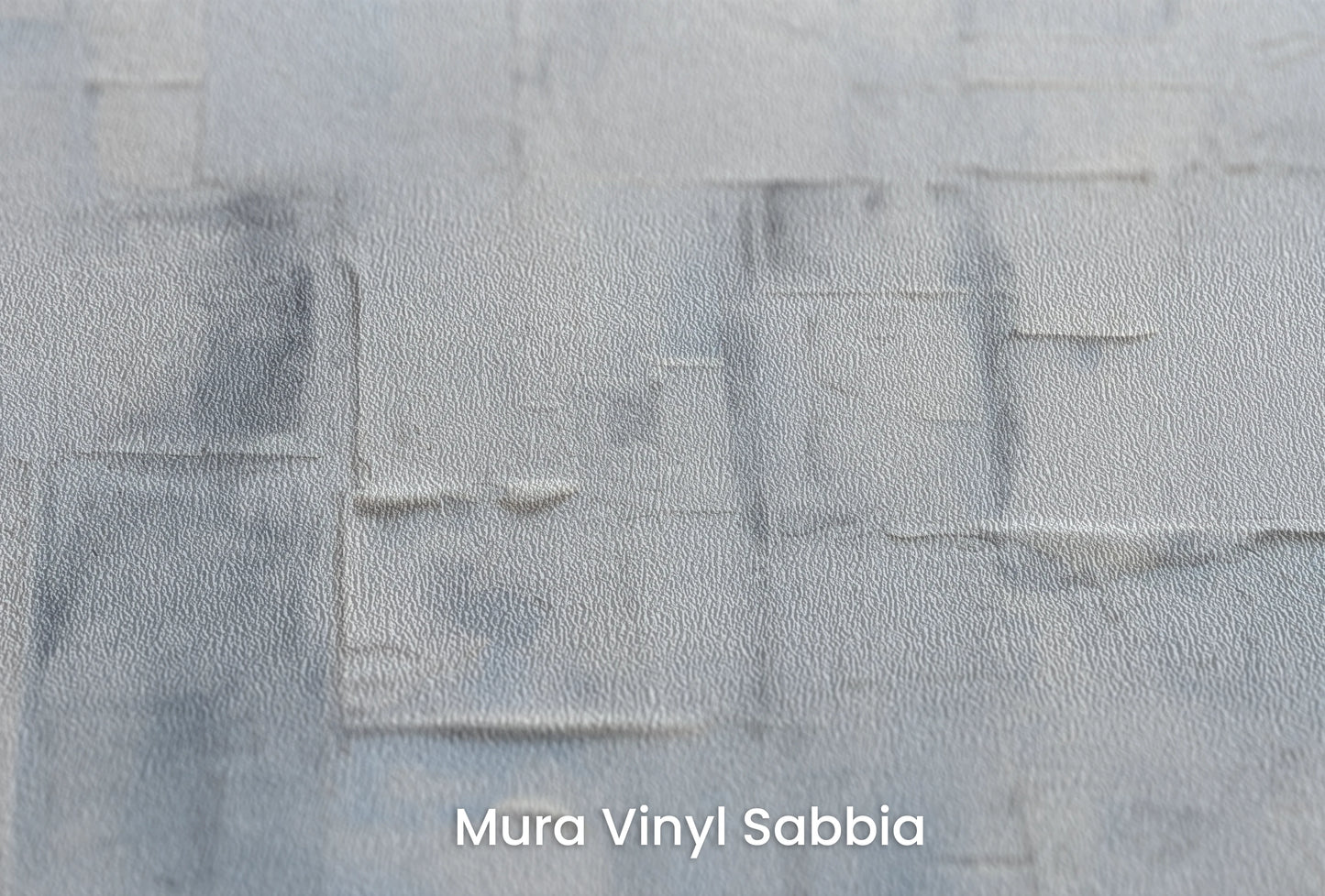 Zbliżenie na artystyczną fototapetę o nazwie Serene Blues na podłożu Mura Vinyl Sabbia struktura grubego ziarna piasku.
