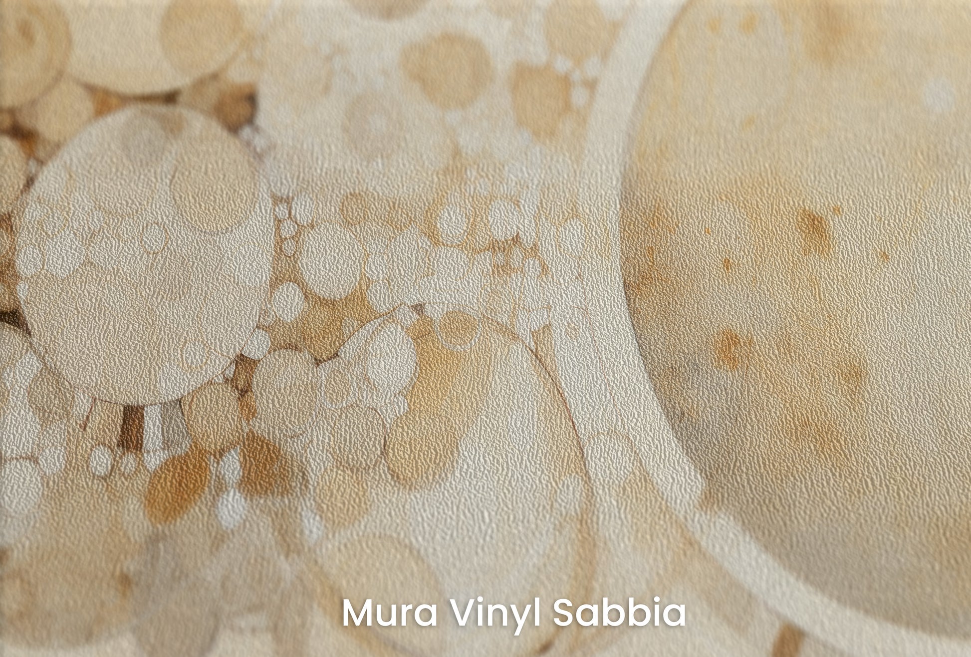 Zbliżenie na artystyczną fototapetę o nazwie AMBER CIRCLES ABSTRACTION na podłożu Mura Vinyl Sabbia struktura grubego ziarna piasku.