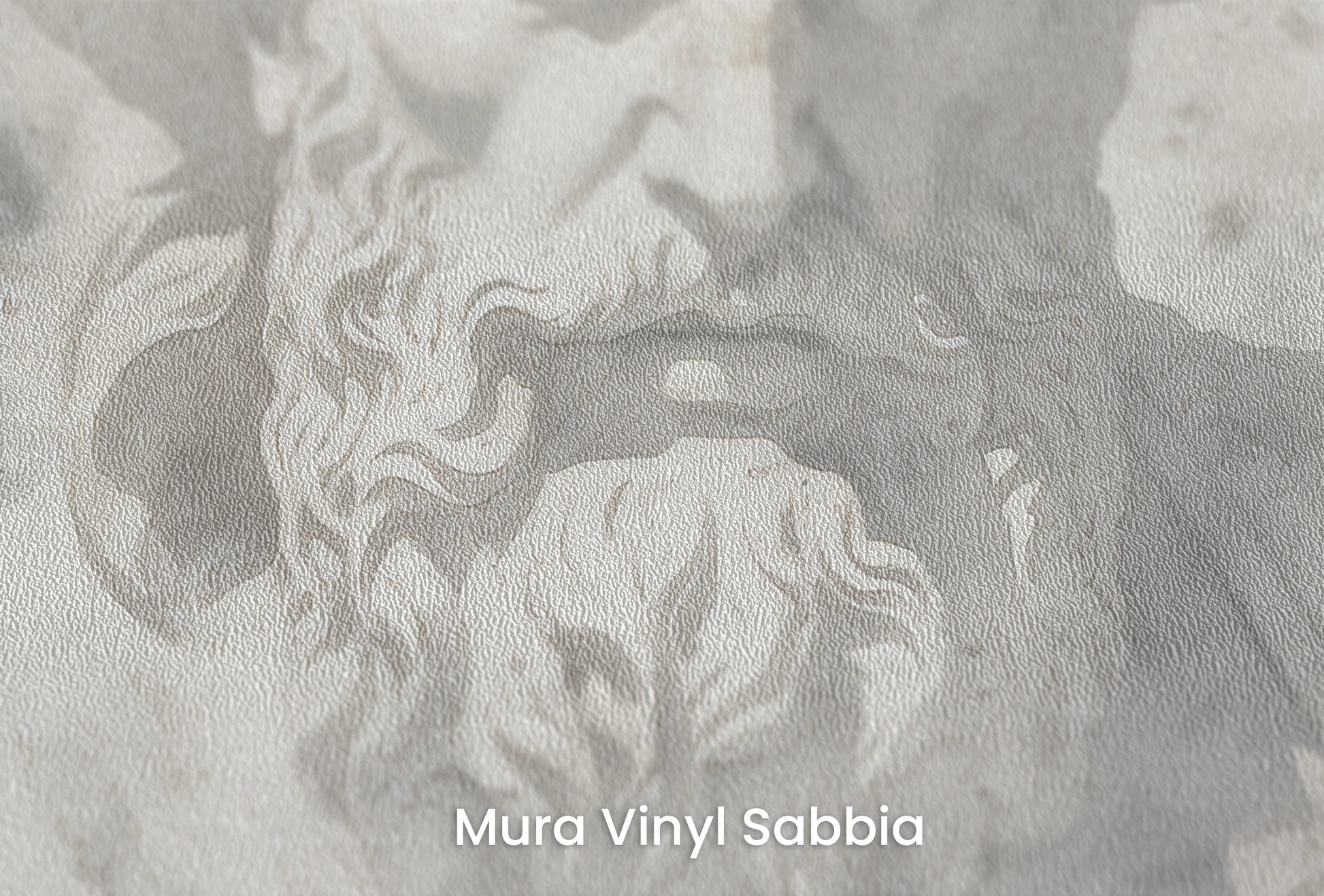 Zbliżenie na artystyczną fototapetę o nazwie Mythical Echoes na podłożu Mura Vinyl Sabbia struktura grubego ziarna piasku.