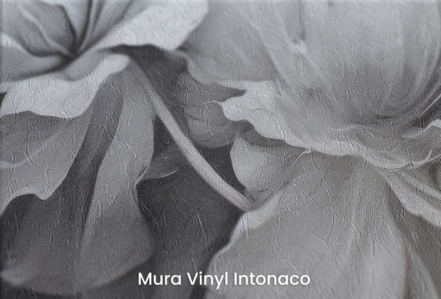 Zbliżenie na artystyczną fototapetę o nazwie SILVER WHISPERING PETALS na podłożu Mura Vinyl Intonaco - struktura tartego tynku.
