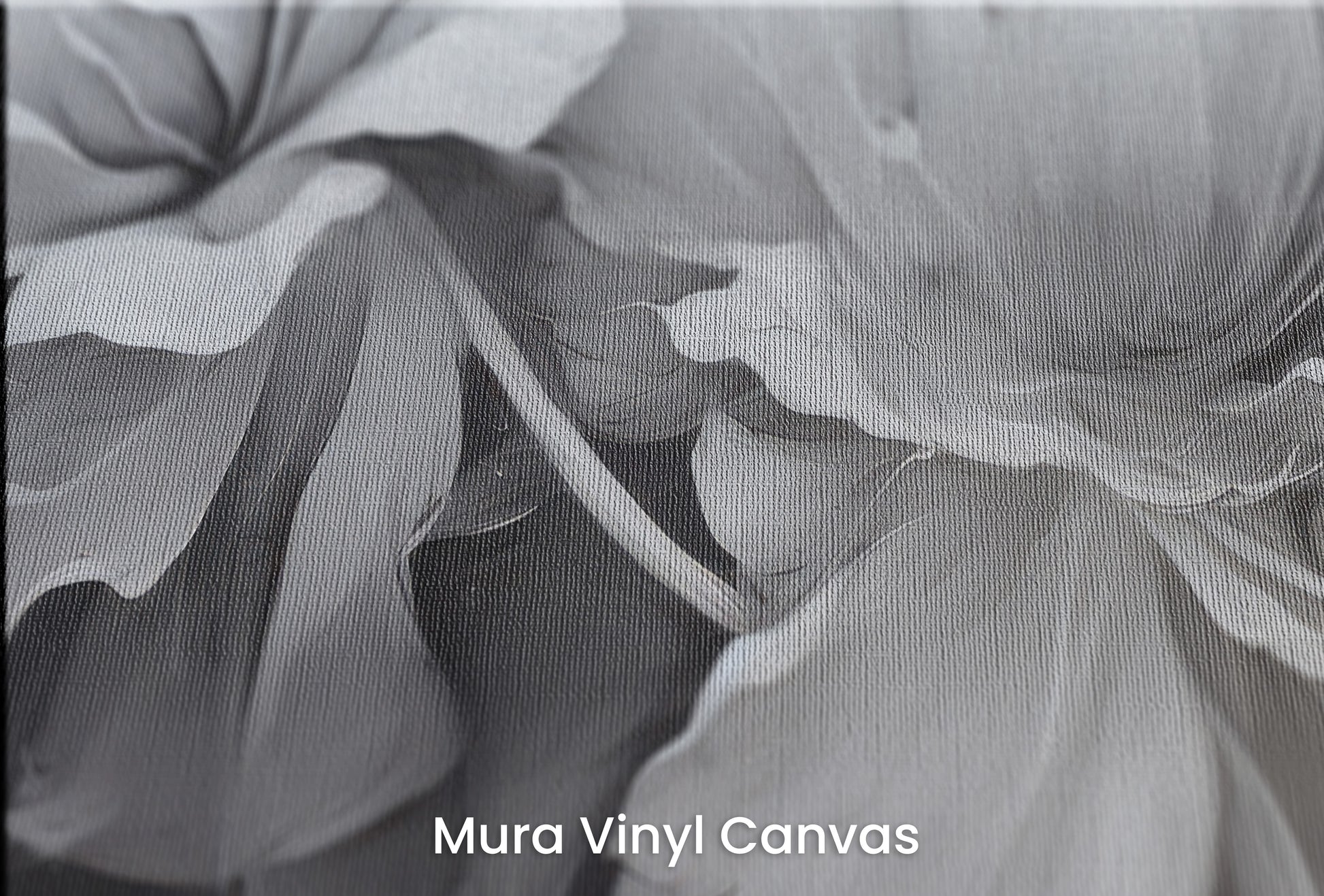 Zbliżenie na artystyczną fototapetę o nazwie SILVER WHISPERING PETALS na podłożu Mura Vinyl Canvas - faktura naturalnego płótna.