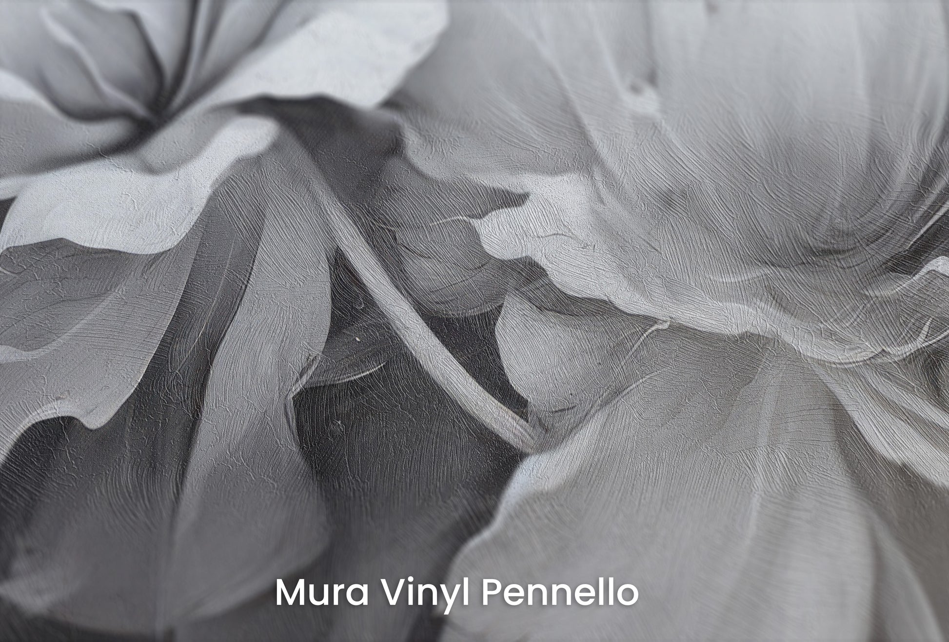Zbliżenie na artystyczną fototapetę o nazwie SILVER WHISPERING PETALS na podłożu Mura Vinyl Pennello - faktura pociągnięć pędzla malarskiego.