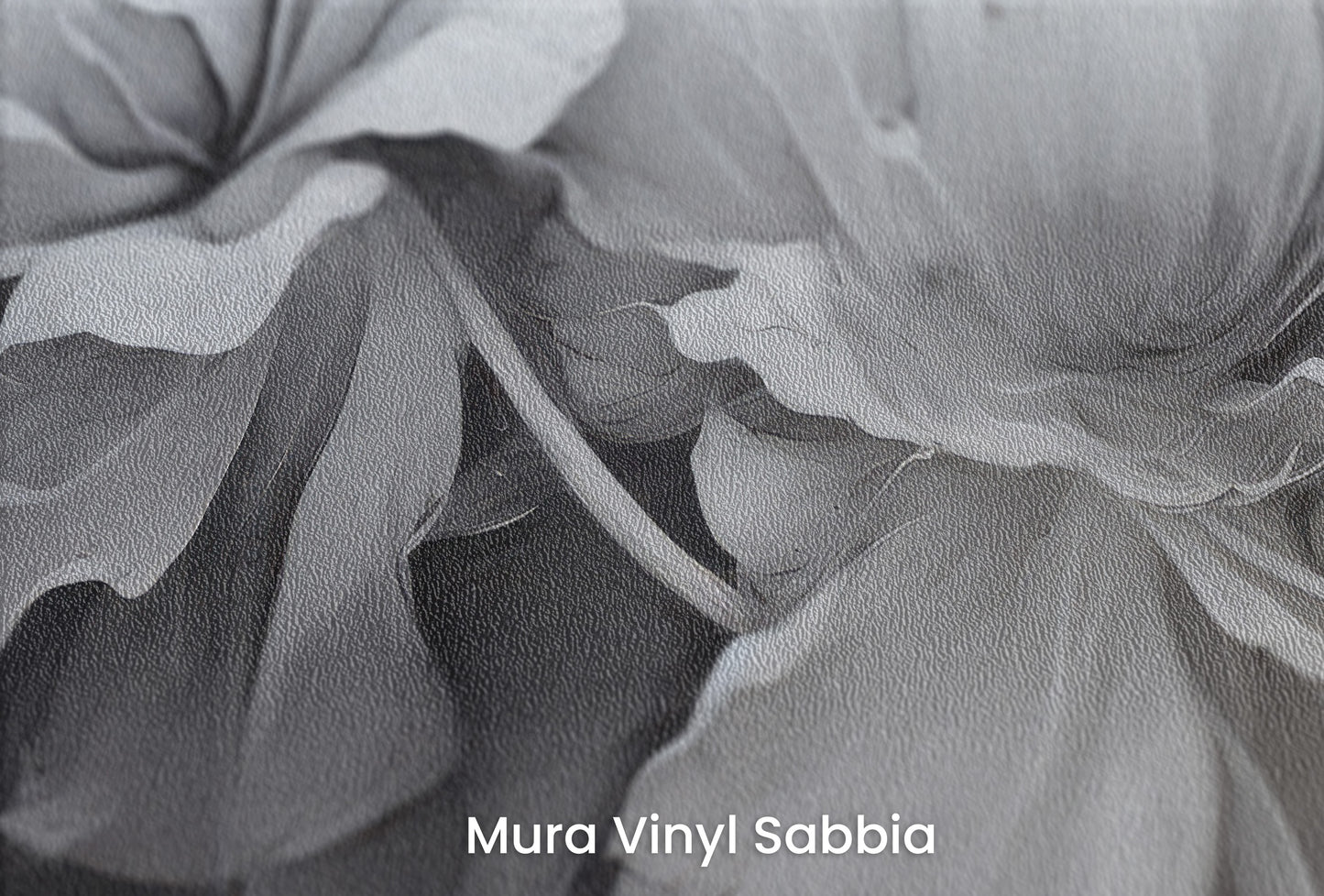Zbliżenie na artystyczną fototapetę o nazwie SILVER WHISPERING PETALS na podłożu Mura Vinyl Sabbia struktura grubego ziarna piasku.