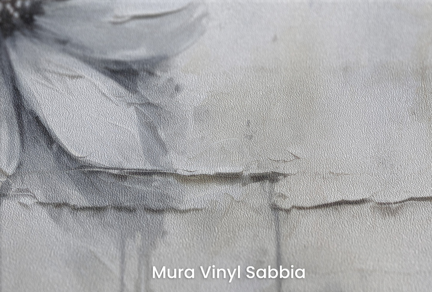 Zbliżenie na artystyczną fototapetę o nazwie SILVER BLOSSOM ABSTRACT na podłożu Mura Vinyl Sabbia struktura grubego ziarna piasku.