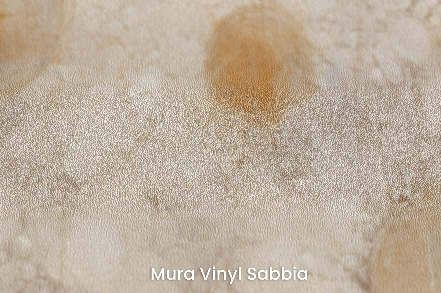 Zbliżenie na artystyczną fototapetę o nazwie GOLDEN MIST ORBITALS na podłożu Mura Vinyl Sabbia struktura grubego ziarna piasku.