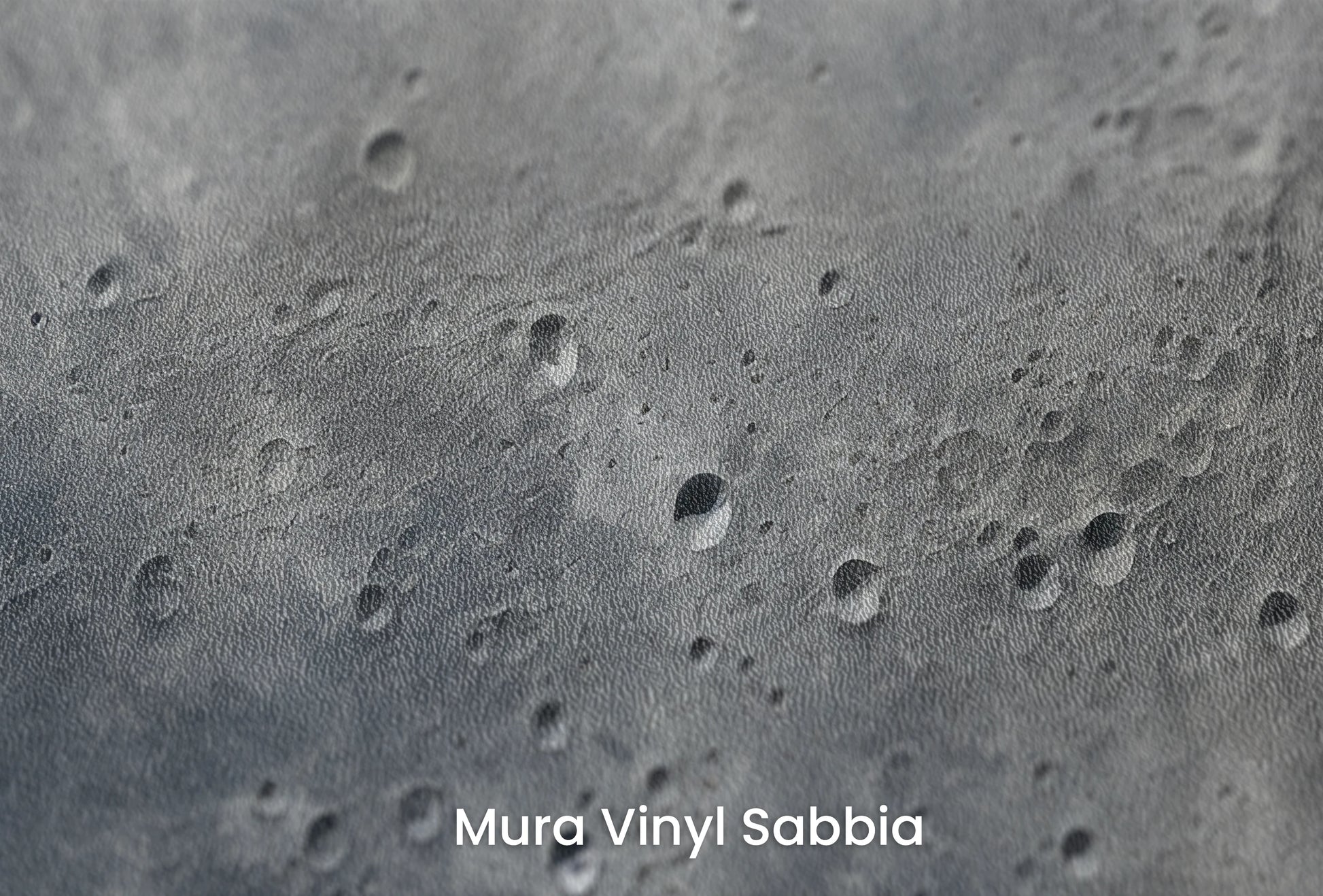 Zbliżenie na artystyczną fototapetę o nazwie Moon's Mystery na podłożu Mura Vinyl Sabbia struktura grubego ziarna piasku.