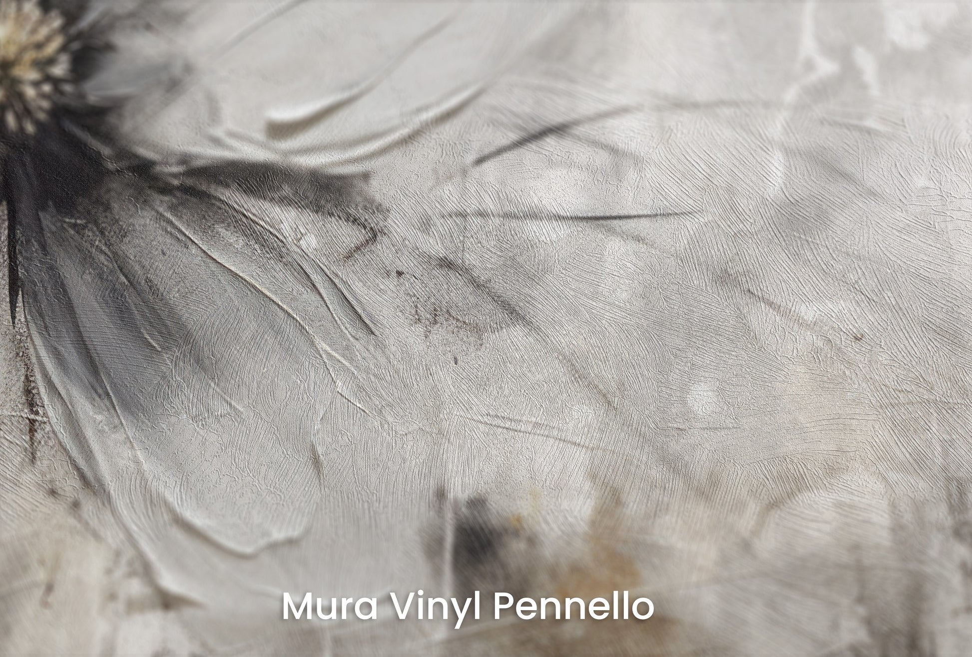 Zbliżenie na artystyczną fototapetę o nazwie MONOCHROME FLORAL ELEGANCE na podłożu Mura Vinyl Pennello - faktura pociągnięć pędzla malarskiego.