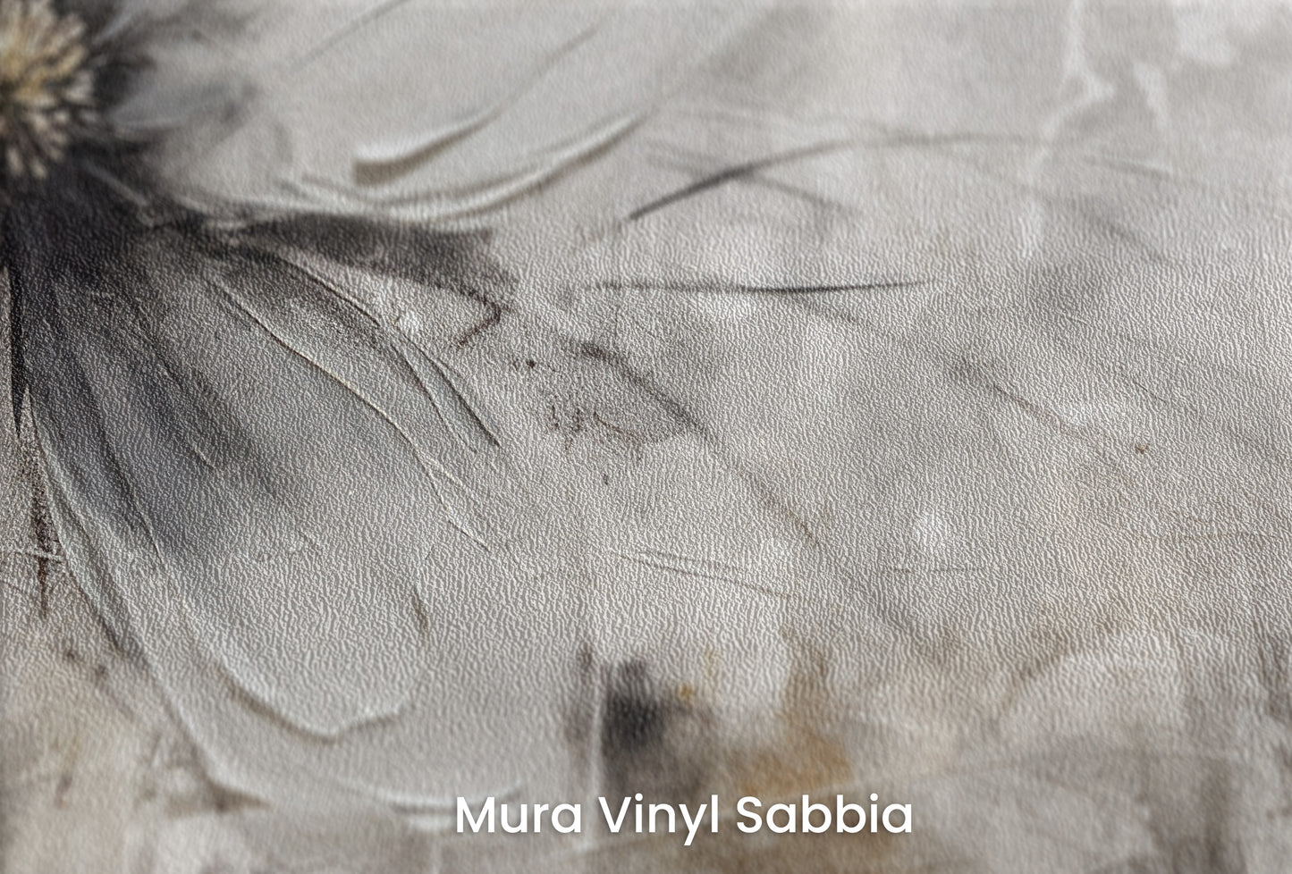 Zbliżenie na artystyczną fototapetę o nazwie MONOCHROME FLORAL ELEGANCE na podłożu Mura Vinyl Sabbia struktura grubego ziarna piasku.