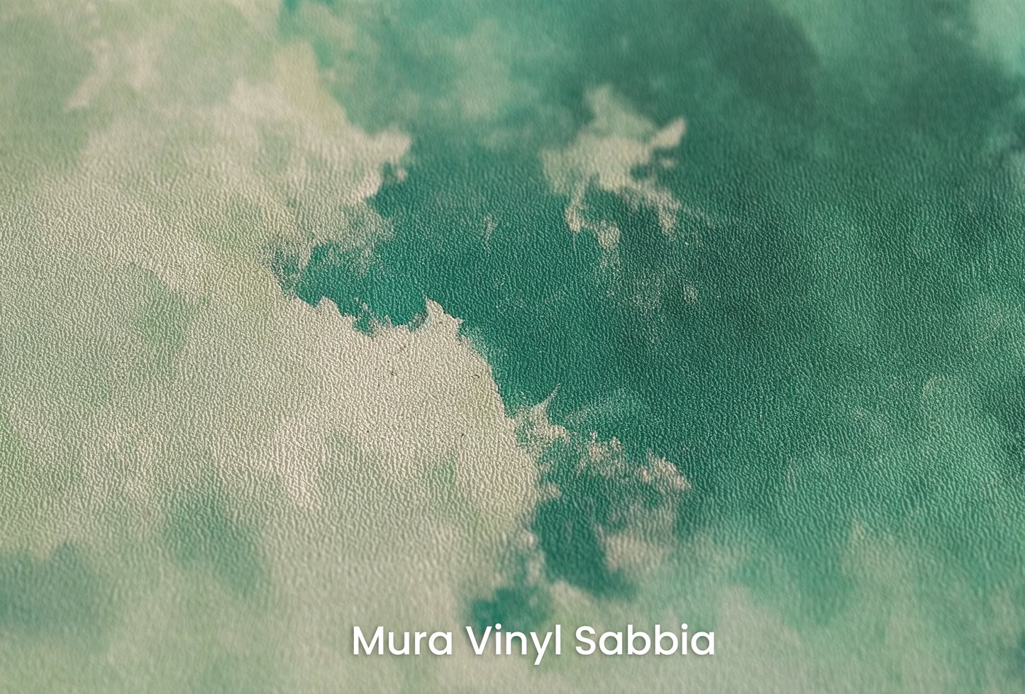 Zbliżenie na artystyczną fototapetę o nazwie Verdant Whisper #2 na podłożu Mura Vinyl Sabbia struktura grubego ziarna piasku.