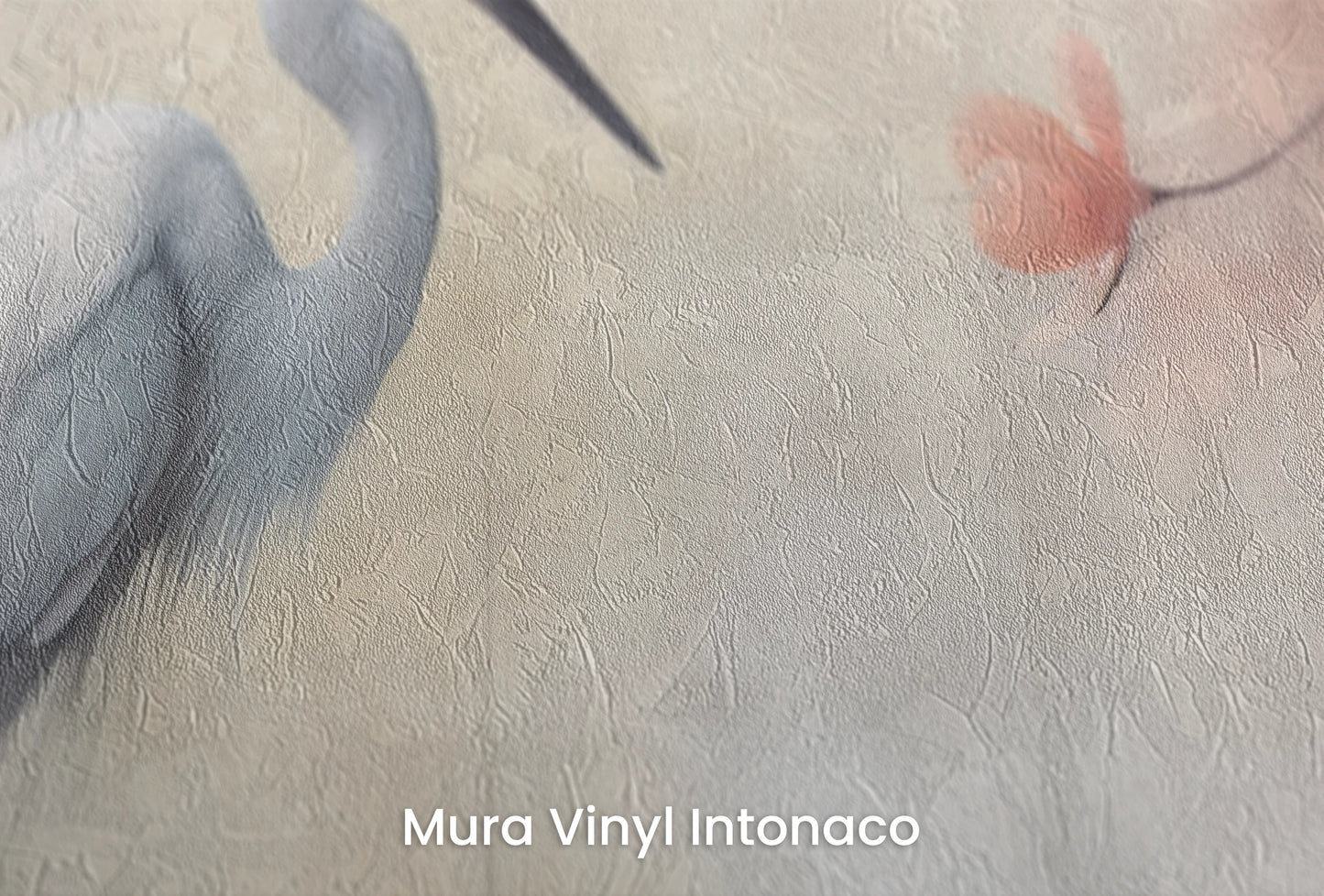 Zbliżenie na artystyczną fototapetę o nazwie Heron Elegance na podłożu Mura Vinyl Intonaco - struktura tartego tynku.