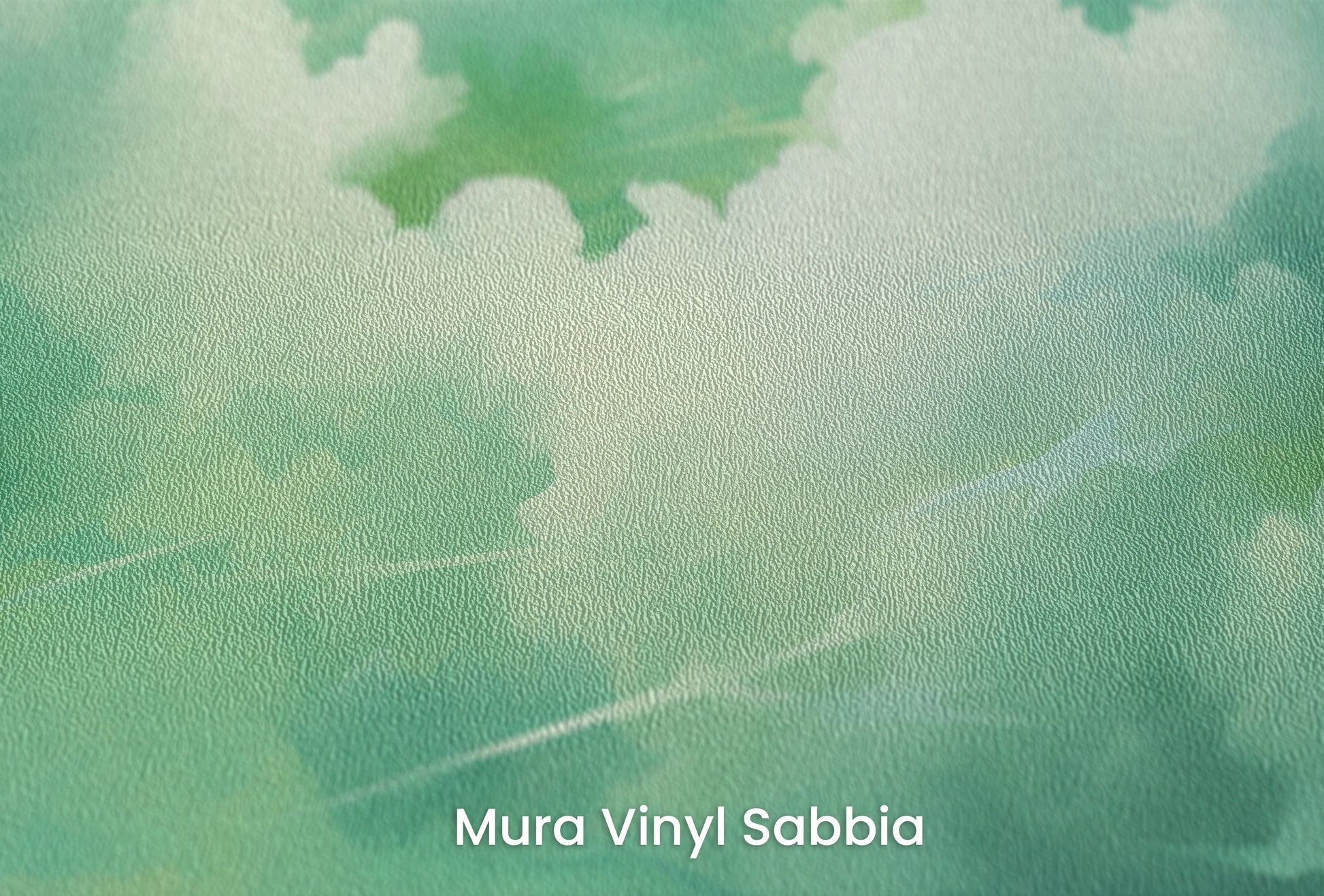 Zbliżenie na artystyczną fototapetę o nazwie Emerald Breath na podłożu Mura Vinyl Sabbia struktura grubego ziarna piasku.
