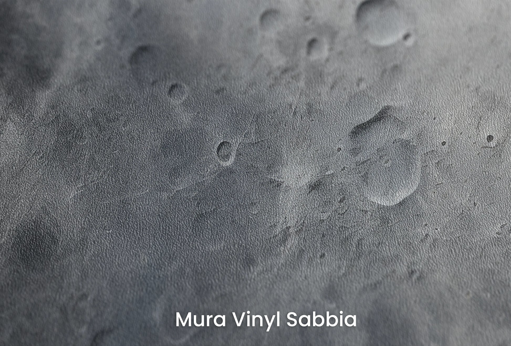 Zbliżenie na artystyczną fototapetę o nazwie Moon's Monochrome #2 na podłożu Mura Vinyl Sabbia struktura grubego ziarna piasku.