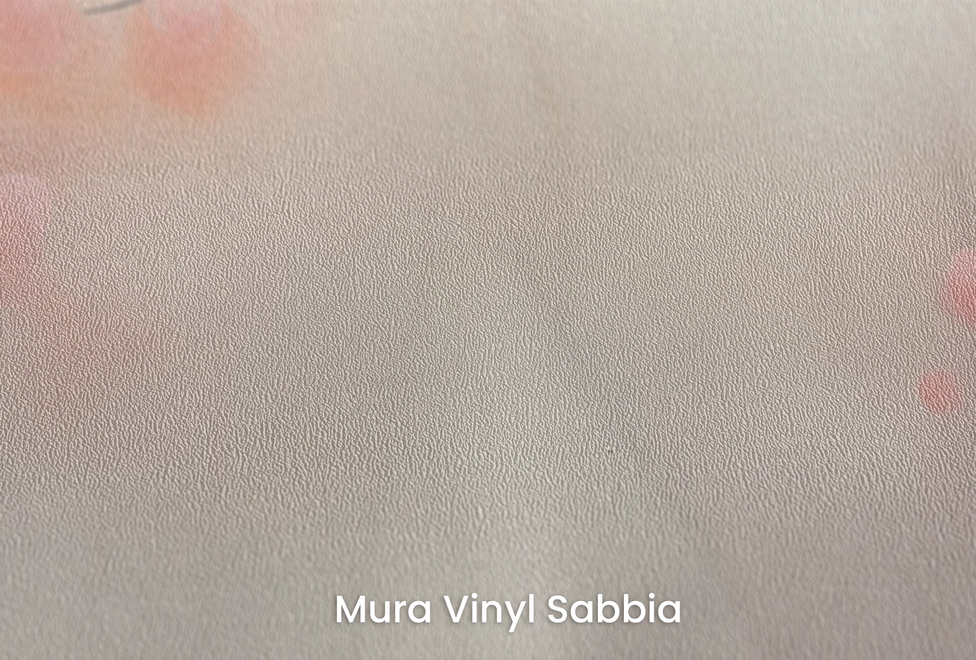 Zbliżenie na artystyczną fototapetę o nazwie Berry Mist na podłożu Mura Vinyl Sabbia struktura grubego ziarna piasku.