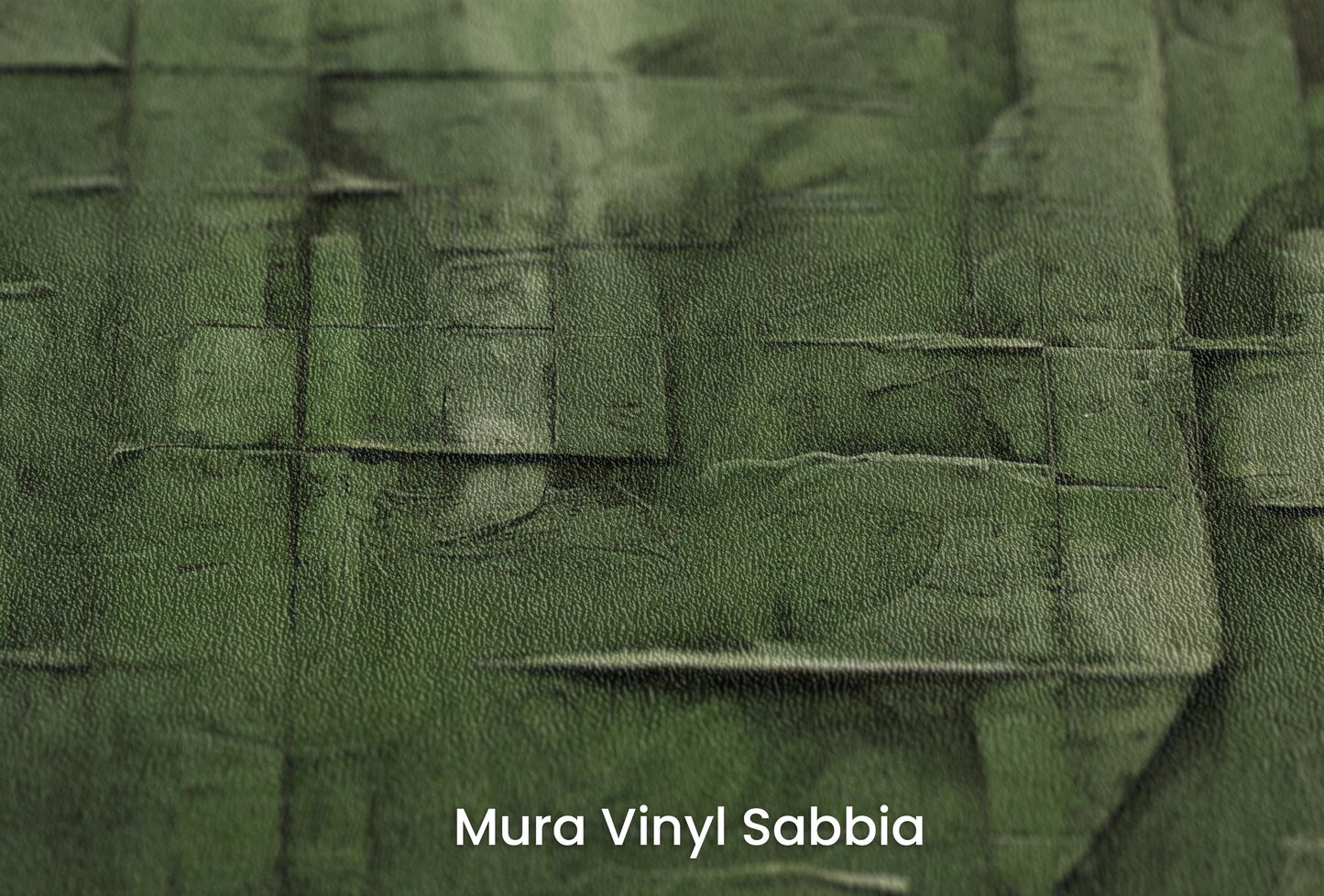 Zbliżenie na artystyczną fototapetę o nazwie Emerald Geometry na podłożu Mura Vinyl Sabbia struktura grubego ziarna piasku.