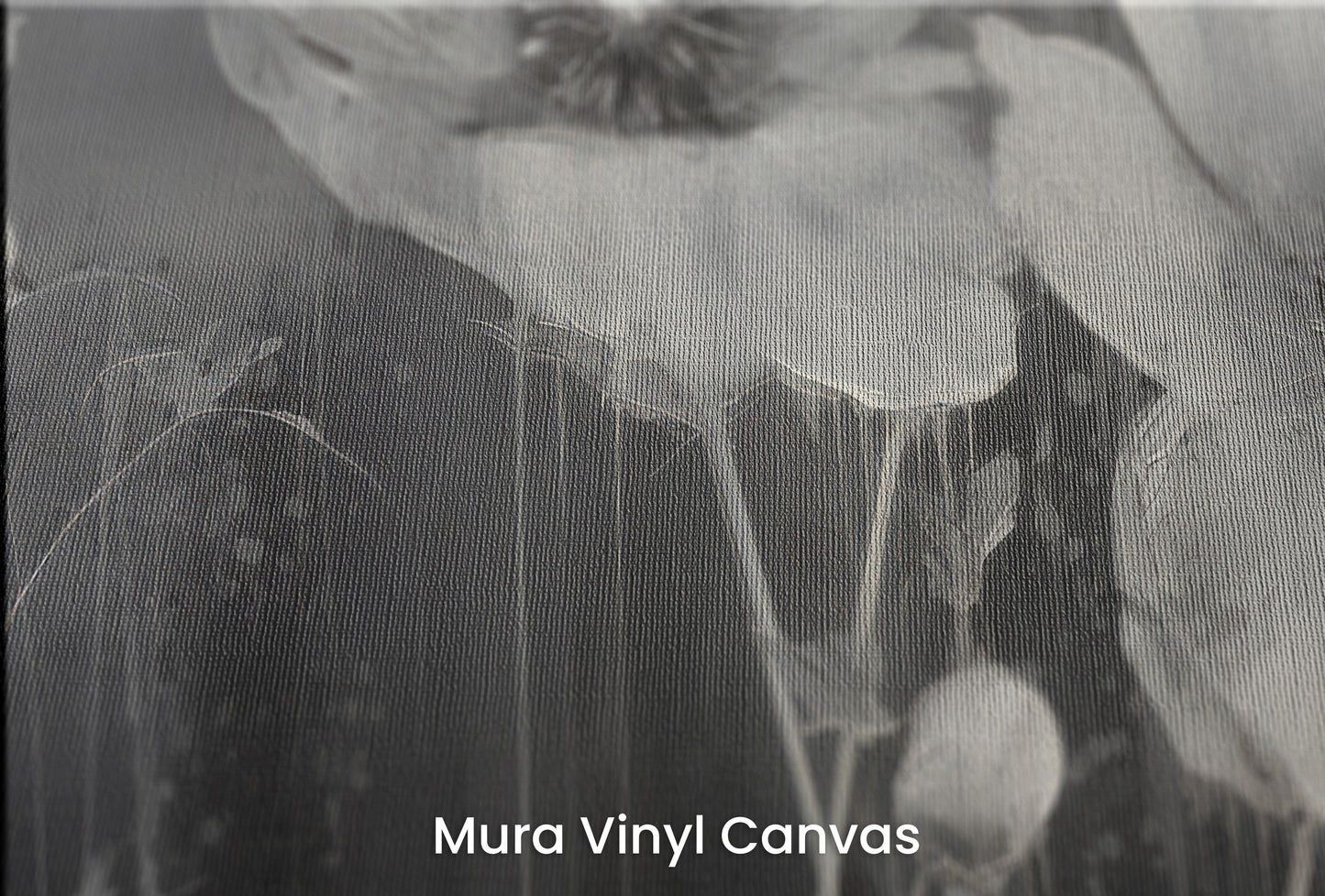 Zbliżenie na artystyczną fototapetę o nazwie NOIR FLORAL WHISPER na podłożu Mura Vinyl Canvas - faktura naturalnego płótna.