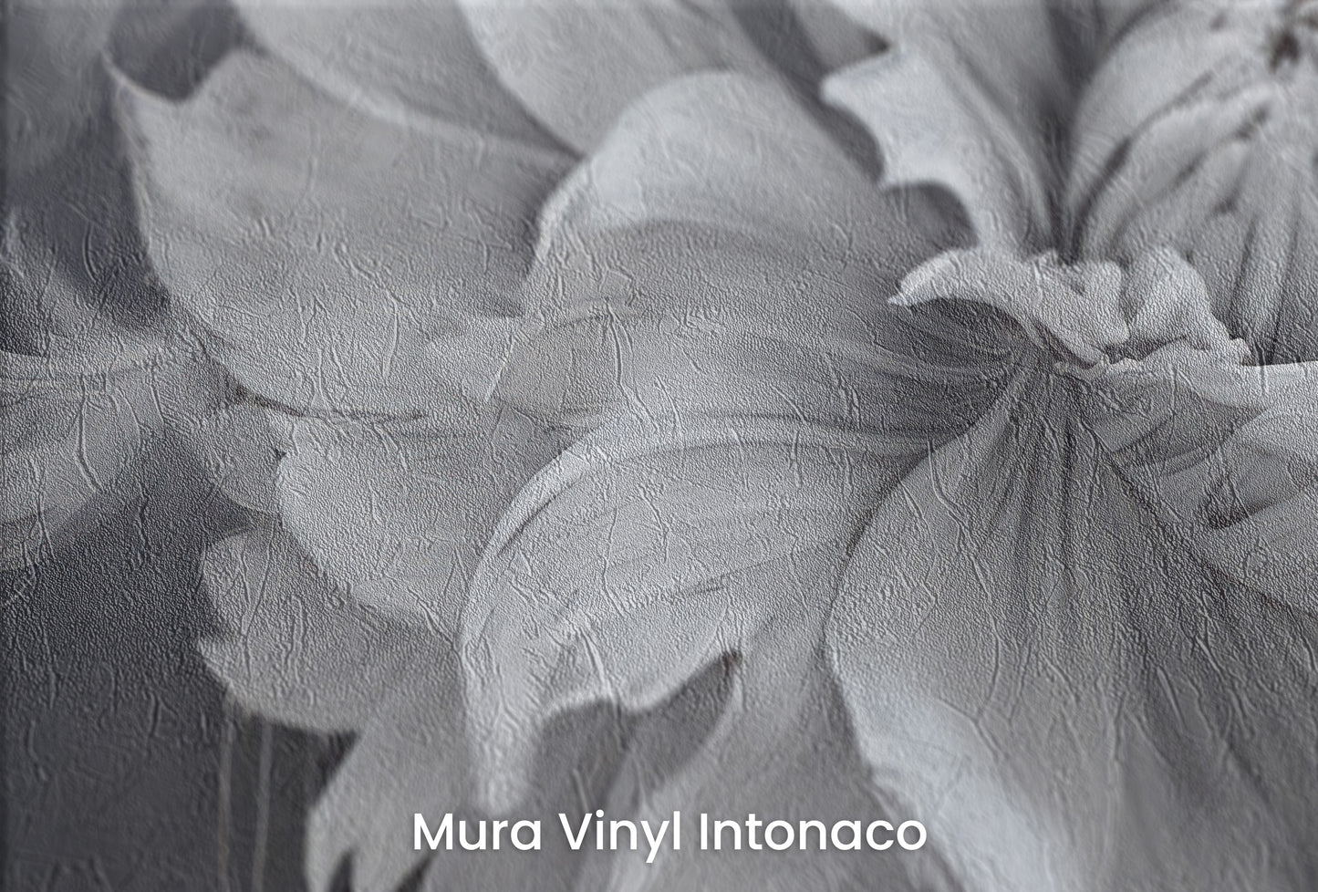 Zbliżenie na artystyczną fototapetę o nazwie MIDNIGHT BLOOM DRAMA na podłożu Mura Vinyl Intonaco - struktura tartego tynku.