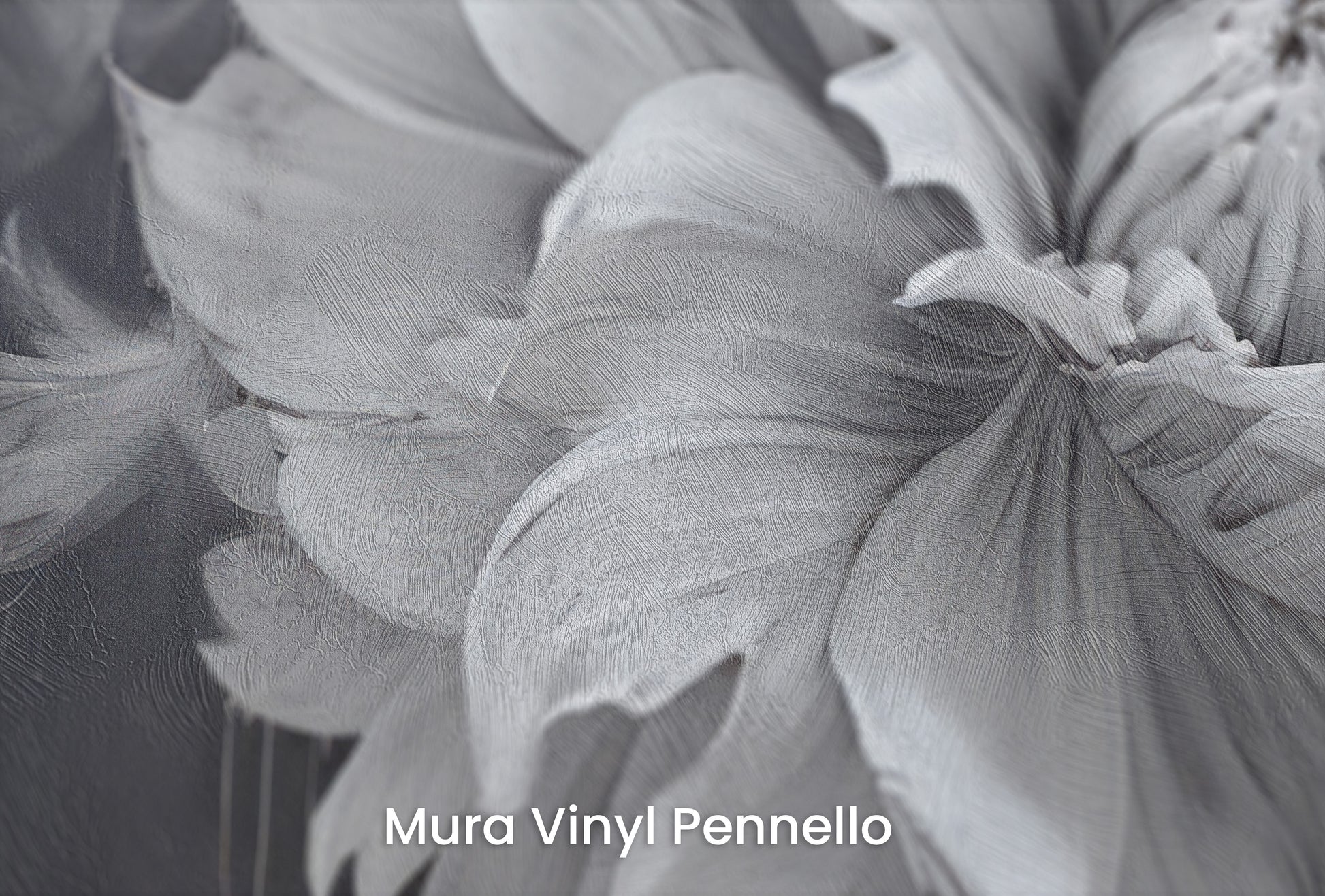 Zbliżenie na artystyczną fototapetę o nazwie MIDNIGHT BLOOM DRAMA na podłożu Mura Vinyl Pennello - faktura pociągnięć pędzla malarskiego.