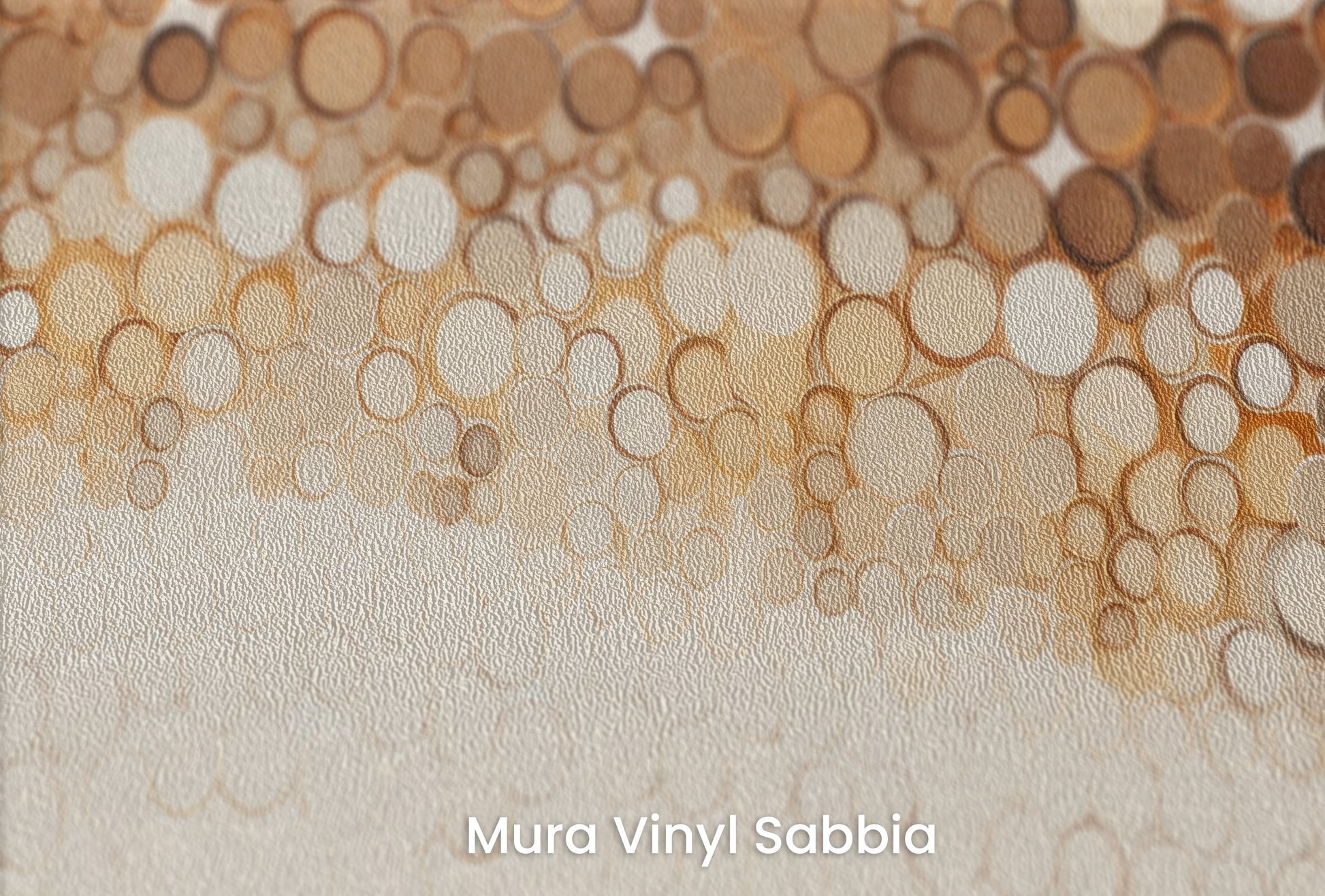 Zbliżenie na artystyczną fototapetę o nazwie AMBER BUBBLES CASCADE na podłożu Mura Vinyl Sabbia struktura grubego ziarna piasku.