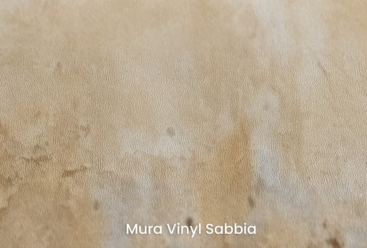 Zbliżenie na artystyczną fototapetę o nazwie ANCIENT SCROLL CANVAS na podłożu Mura Vinyl Sabbia struktura grubego ziarna piasku.