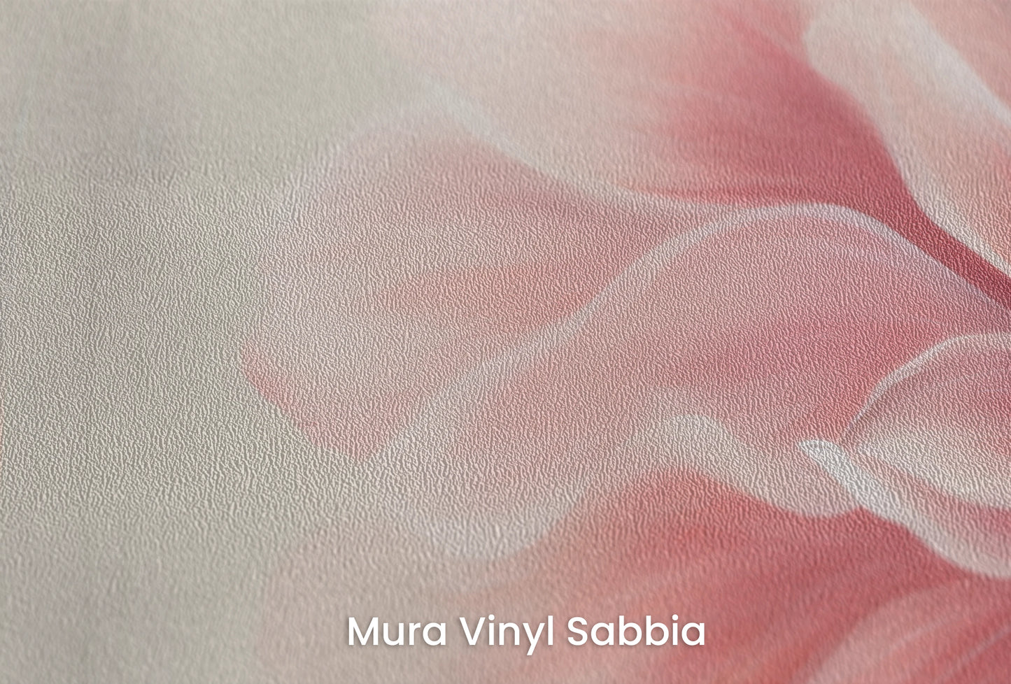 Zbliżenie na artystyczną fototapetę o nazwie Coral Petal na podłożu Mura Vinyl Sabbia struktura grubego ziarna piasku.