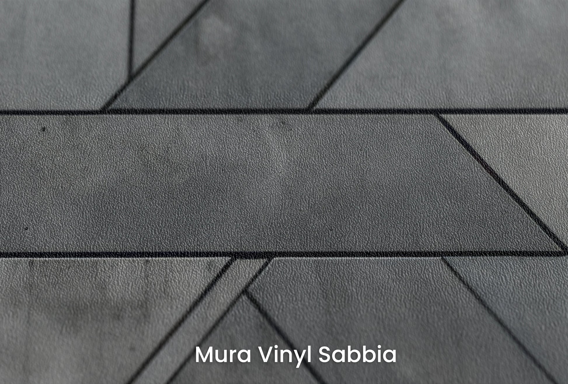 Zbliżenie na artystyczną fototapetę o nazwie Diagonal Harmony na podłożu Mura Vinyl Sabbia struktura grubego ziarna piasku.