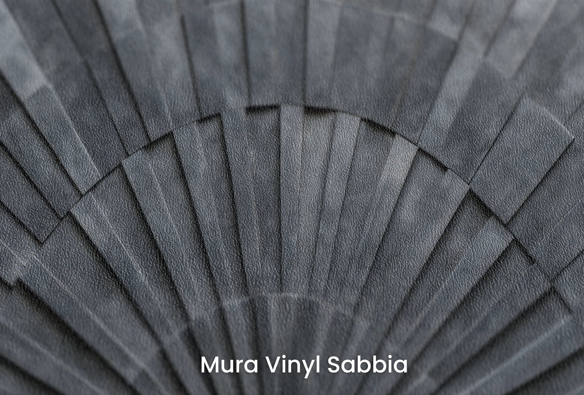 Zbliżenie na artystyczną fototapetę o nazwie Radial Echo na podłożu Mura Vinyl Sabbia struktura grubego ziarna piasku.