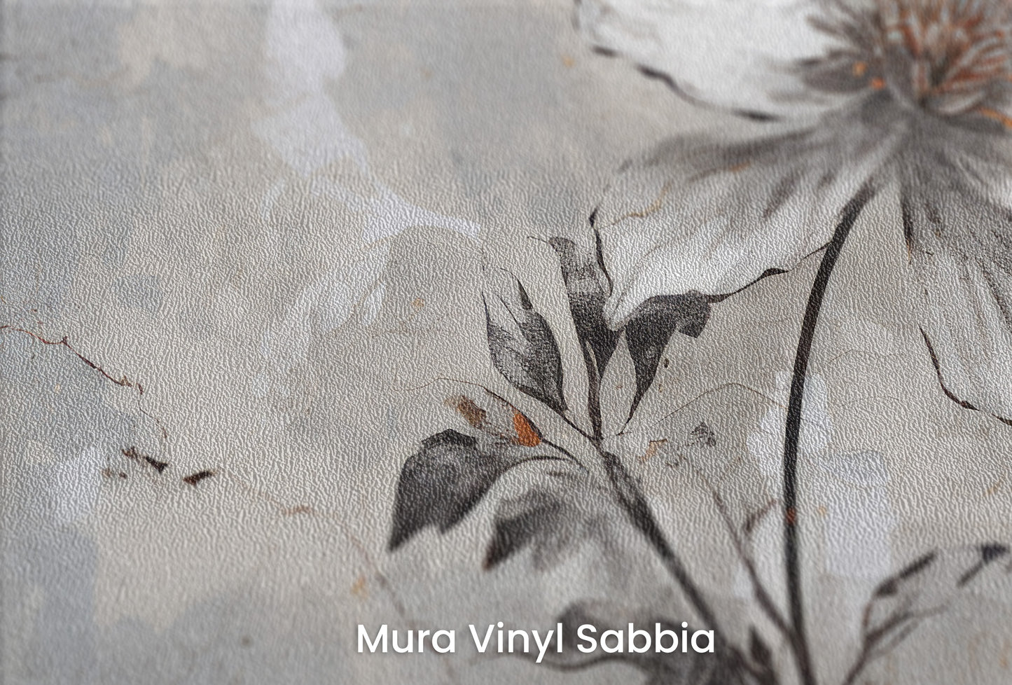 Zbliżenie na artystyczną fototapetę o nazwie INDUSTRIAL FLOWER ELEGANCE na podłożu Mura Vinyl Sabbia struktura grubego ziarna piasku.