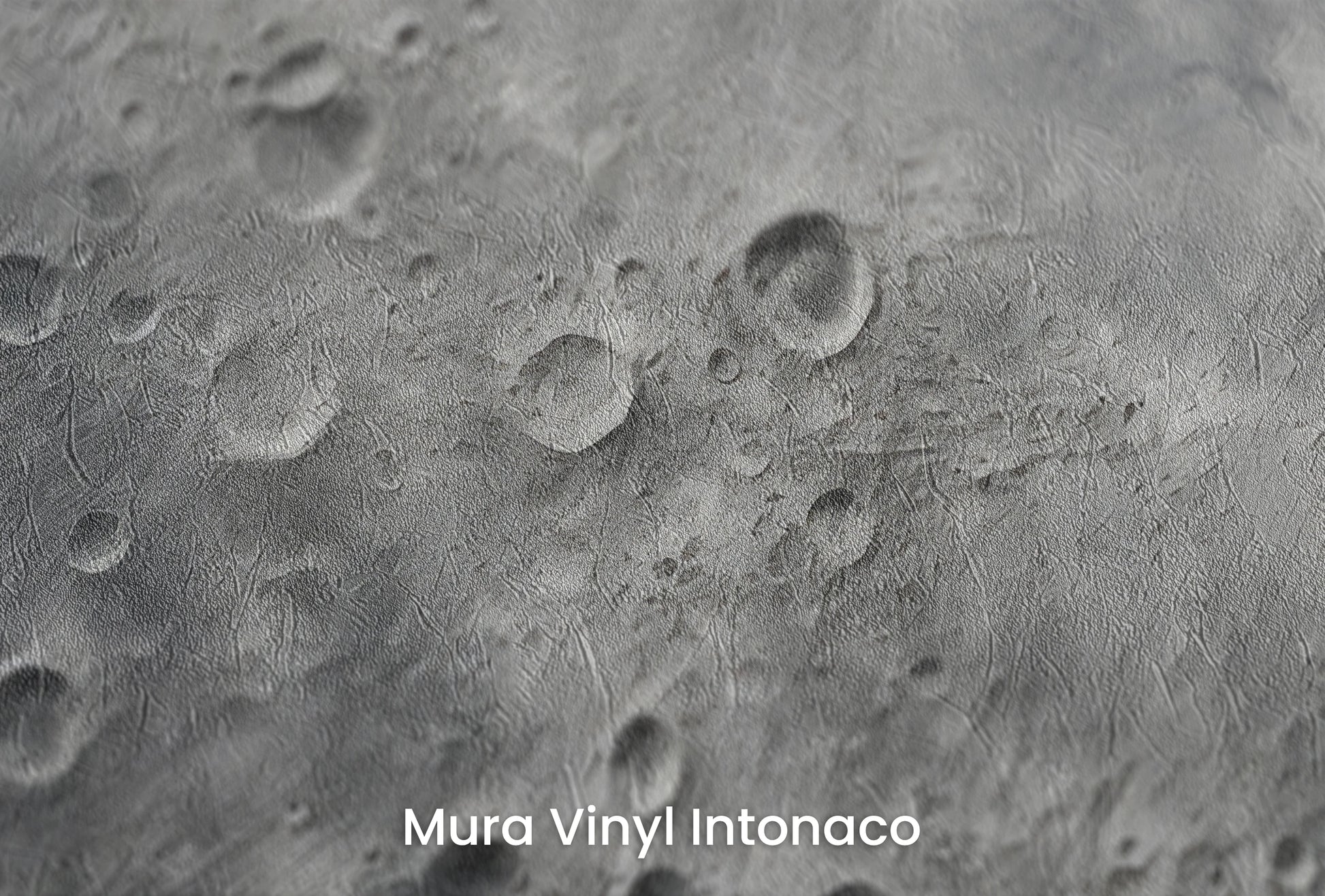Zbliżenie na artystyczną fototapetę o nazwie Moon's Monochrome 2 na podłożu Mura Vinyl Intonaco - struktura tartego tynku.