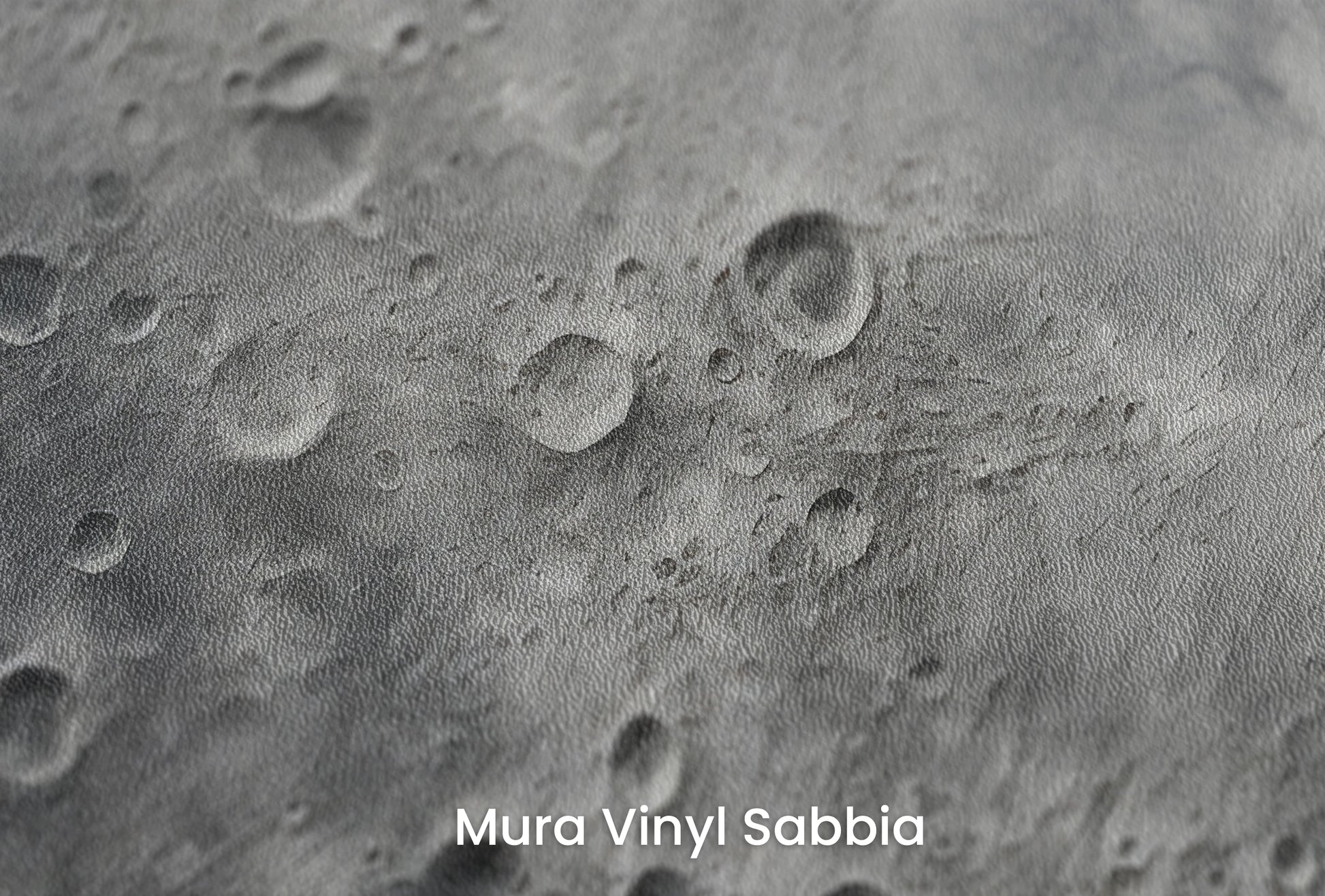 Zbliżenie na artystyczną fototapetę o nazwie Moon's Monochrome 2 na podłożu Mura Vinyl Sabbia struktura grubego ziarna piasku.