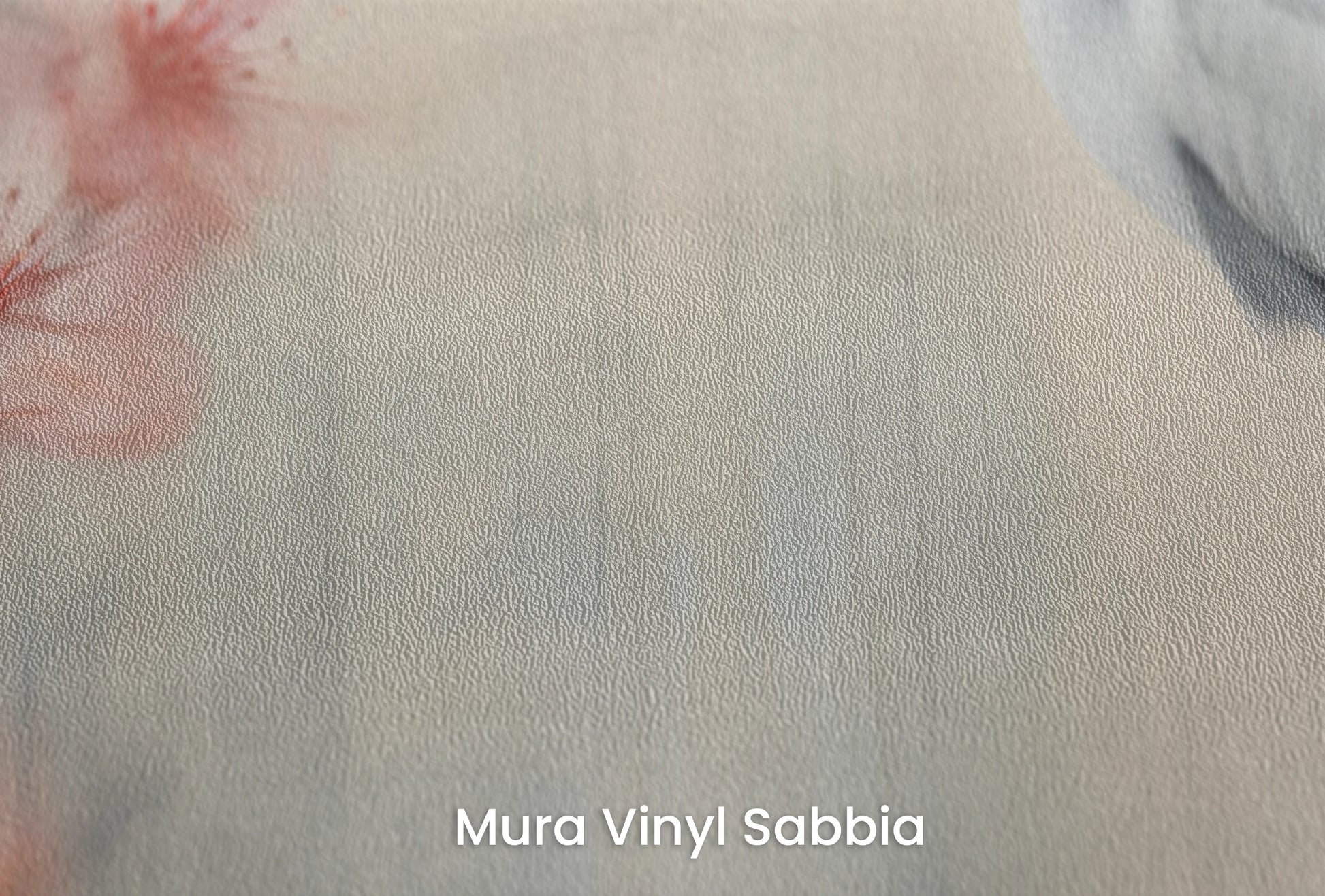 Zbliżenie na artystyczną fototapetę o nazwie Morning Serenity na podłożu Mura Vinyl Sabbia struktura grubego ziarna piasku.