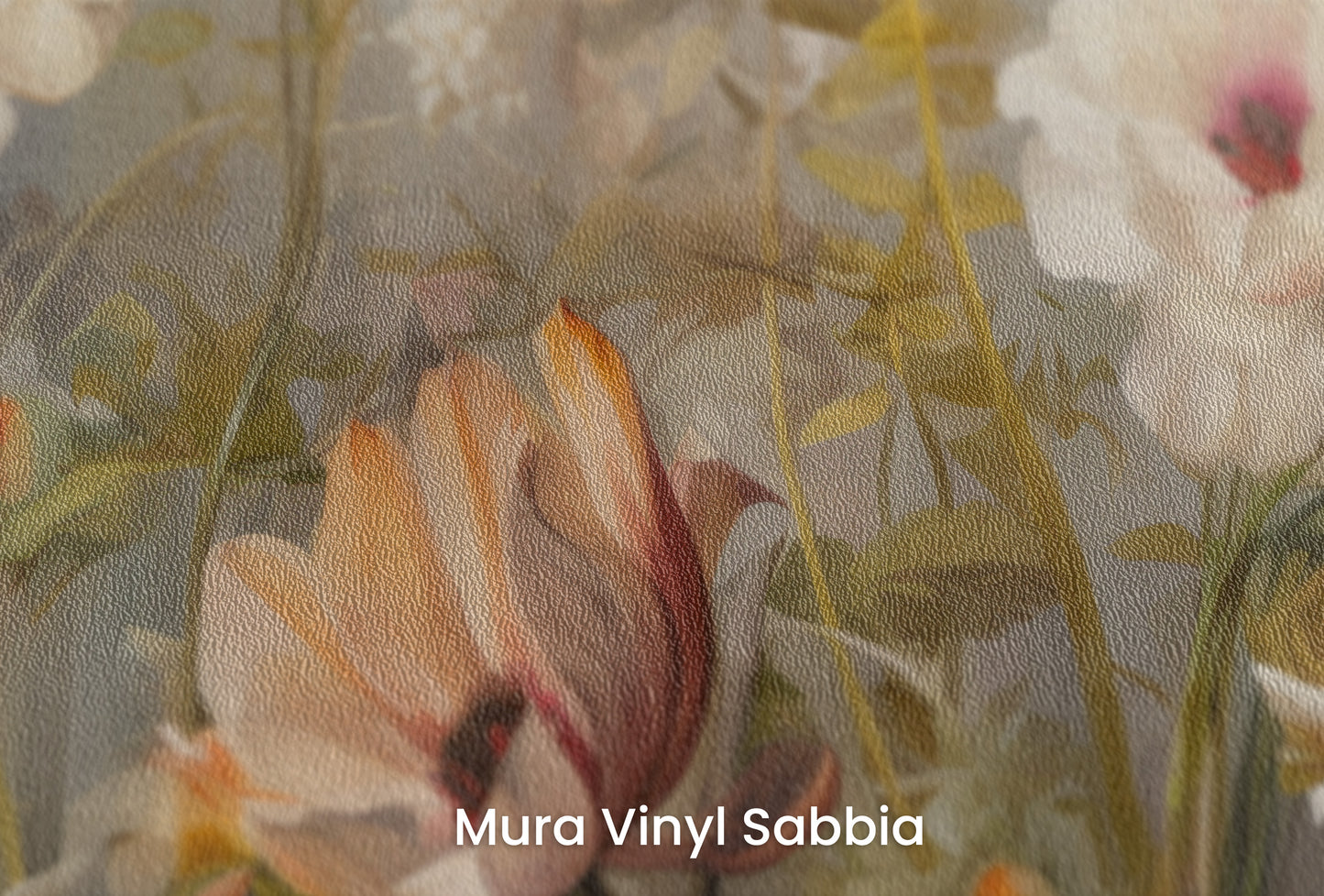 Zbliżenie na artystyczną fototapetę o nazwie Misty Floral Canvas na podłożu Mura Vinyl Sabbia struktura grubego ziarna piasku.
