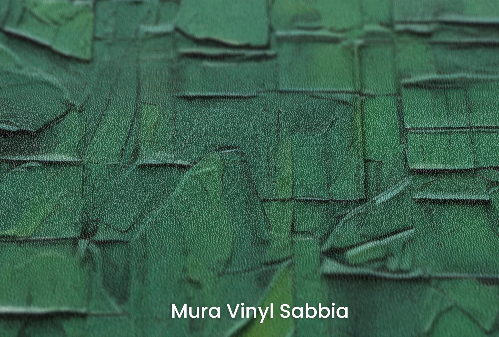 Zbliżenie na artystyczną fototapetę o nazwie Verdant Fragments na podłożu Mura Vinyl Sabbia struktura grubego ziarna piasku.