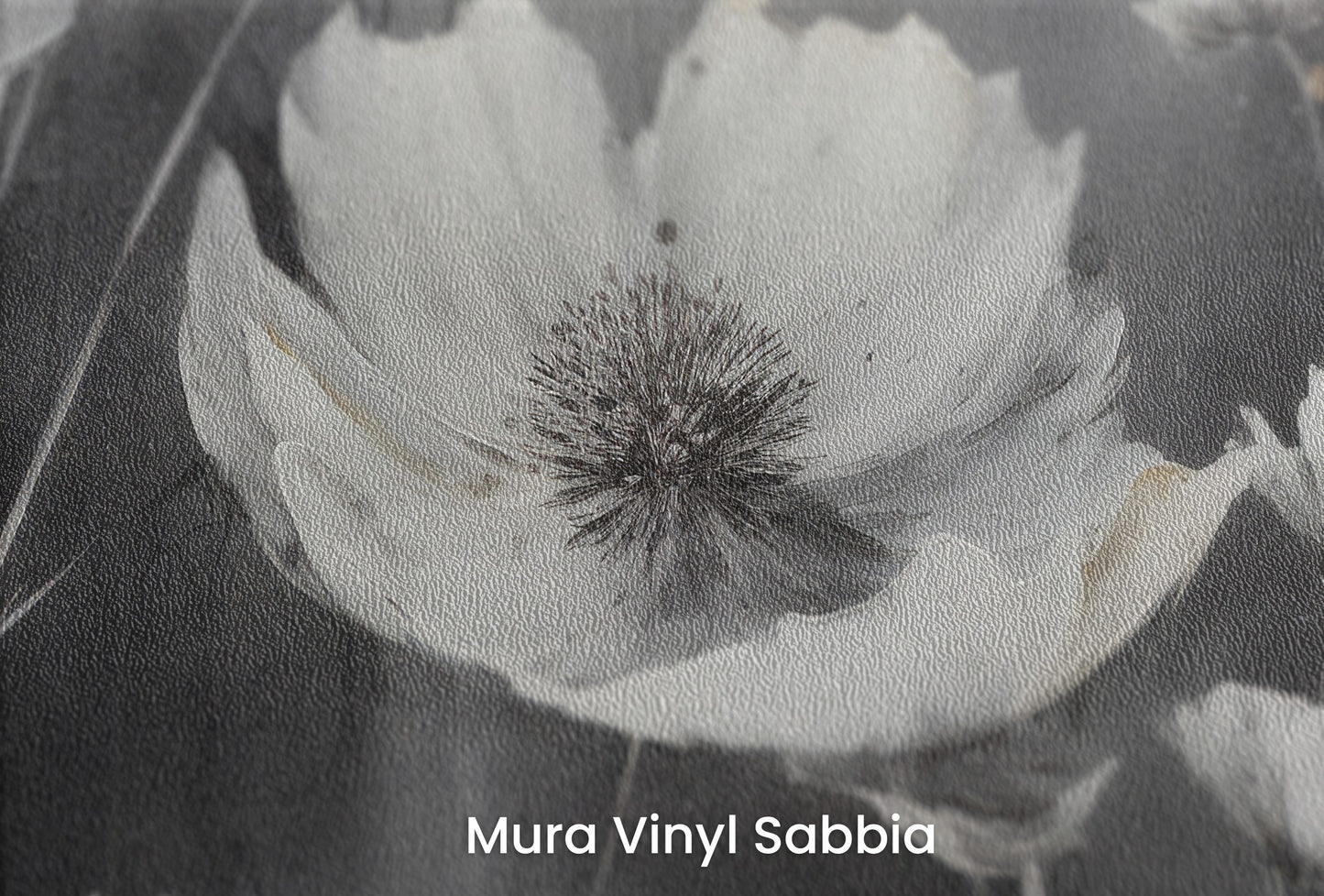 Zbliżenie na artystyczną fototapetę o nazwie ETHEREAL NOCTURNE BLOOMS na podłożu Mura Vinyl Sabbia struktura grubego ziarna piasku.