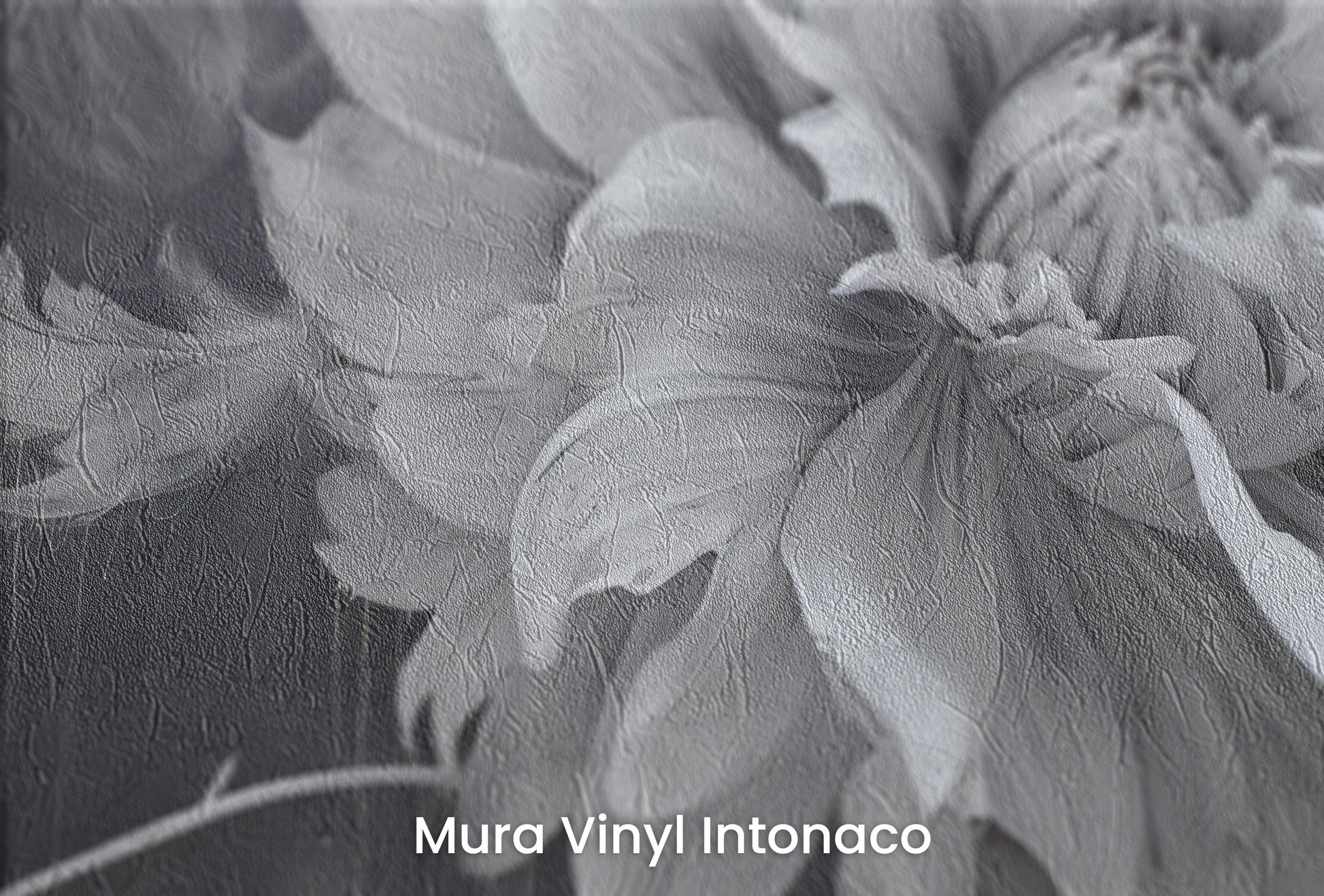 Zbliżenie na artystyczną fototapetę o nazwie TWILIGHT FLORAL FANTASY na podłożu Mura Vinyl Intonaco - struktura tartego tynku.