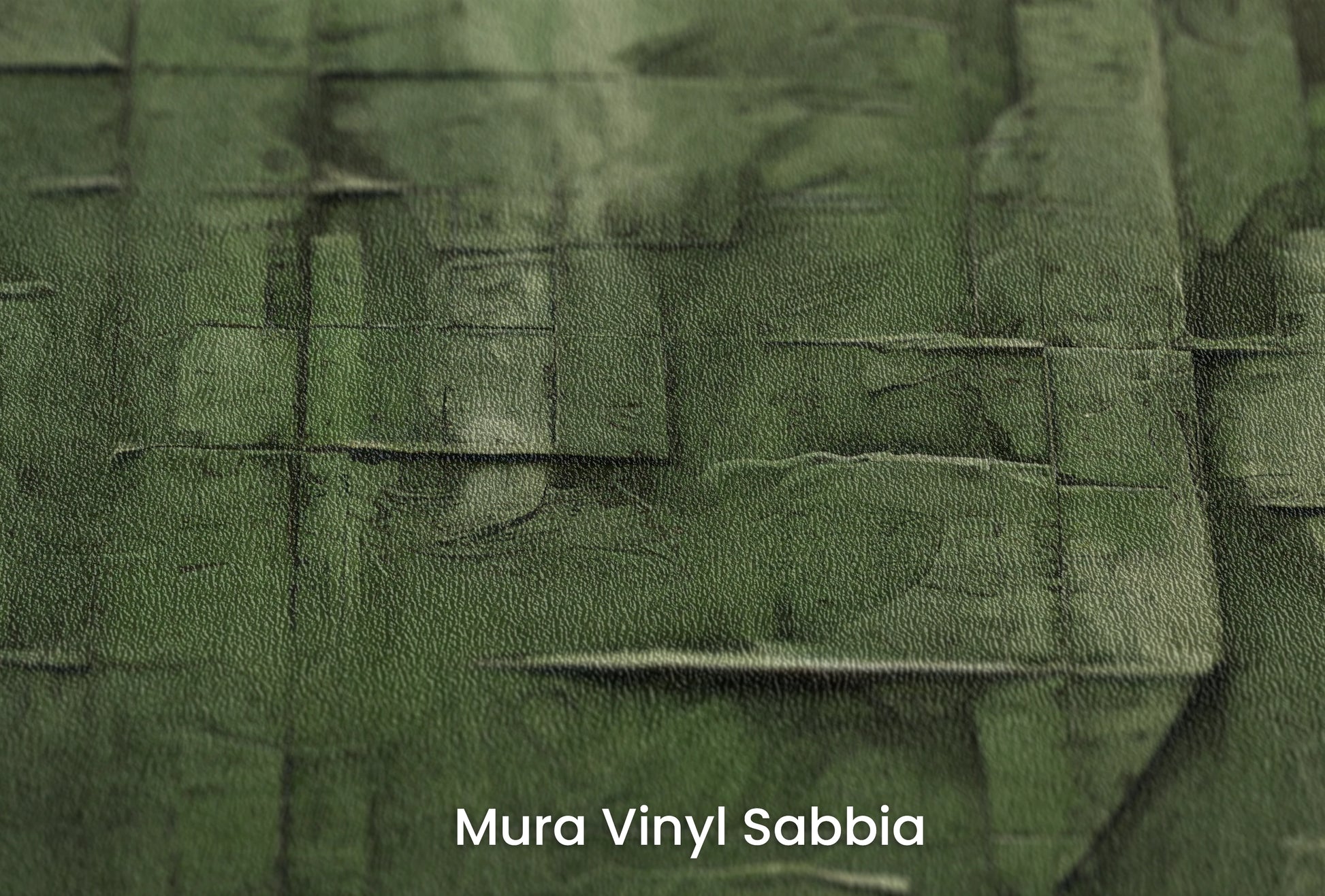 Zbliżenie na artystyczną fototapetę o nazwie Emerald Mosaic na podłożu Mura Vinyl Sabbia struktura grubego ziarna piasku.