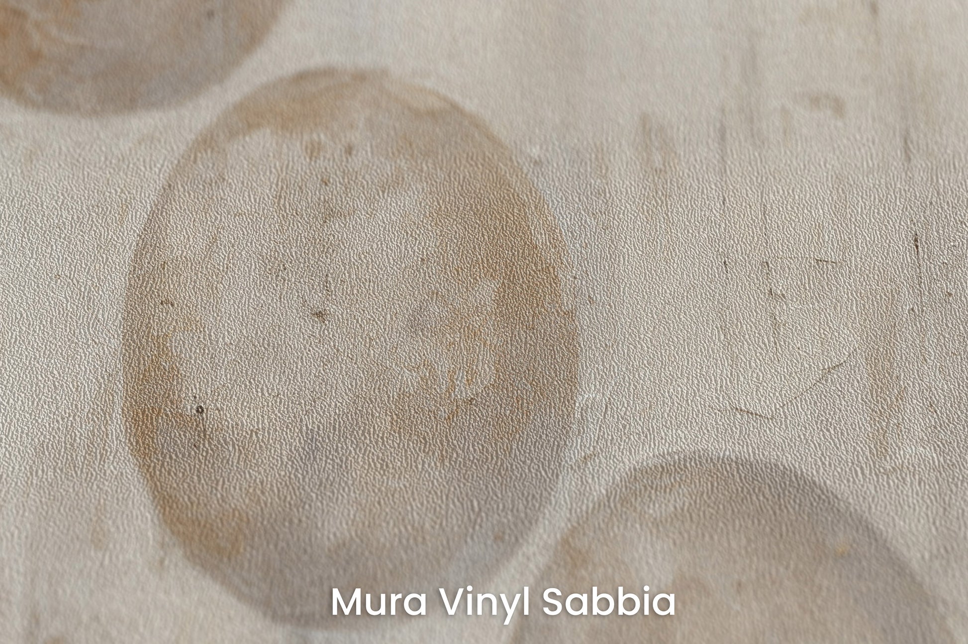 Zbliżenie na artystyczną fototapetę o nazwie SPHERICAL HARMONY ABSTRACT na podłożu Mura Vinyl Sabbia struktura grubego ziarna piasku.
