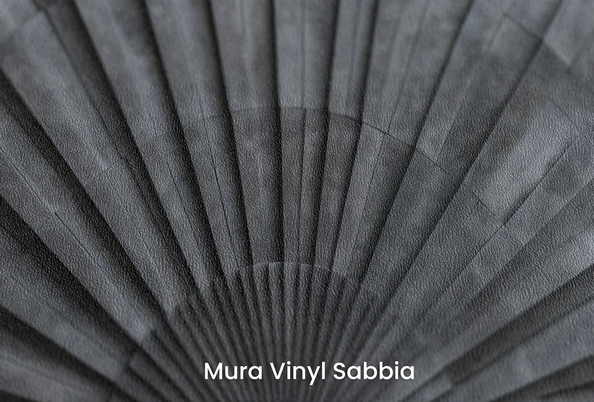 Zbliżenie na artystyczną fototapetę o nazwie Radial Burst na podłożu Mura Vinyl Sabbia struktura grubego ziarna piasku.