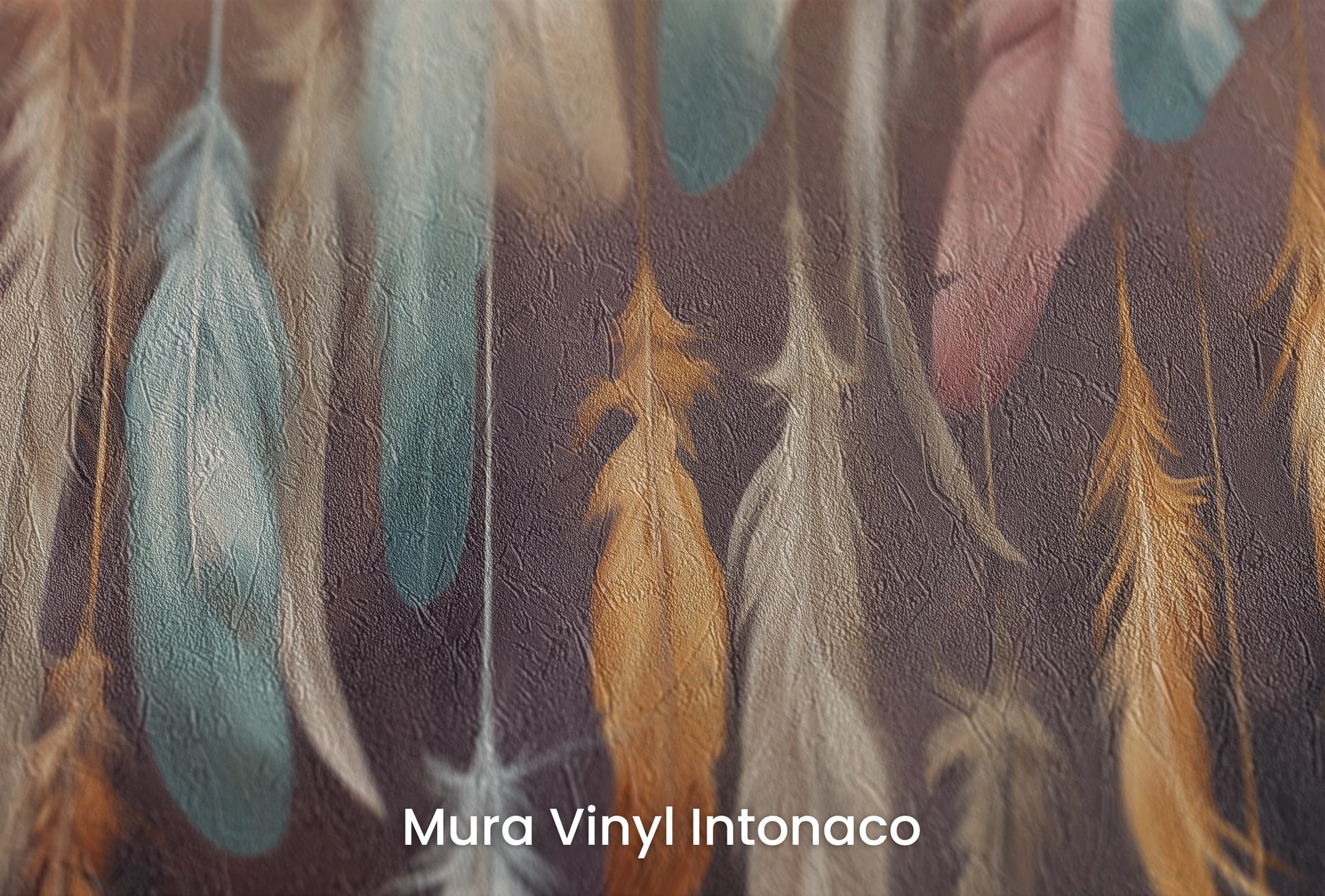 Zbliżenie na artystyczną fototapetę o nazwie Sunset Feathers na podłożu Mura Vinyl Intonaco - struktura tartego tynku.